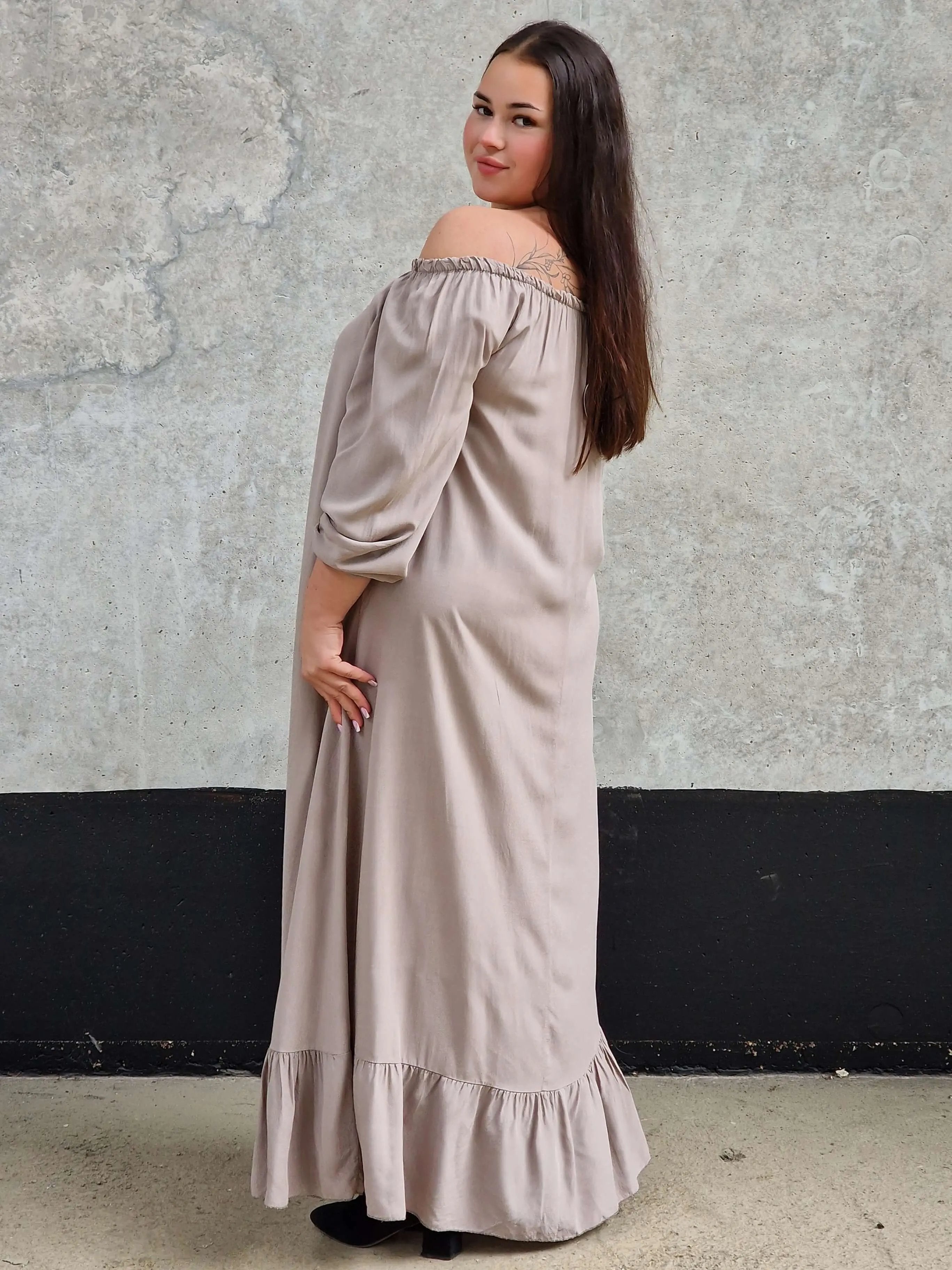 Sukienka długa,  hiszpanka z falbanką - dwa kolory Stylowa XL