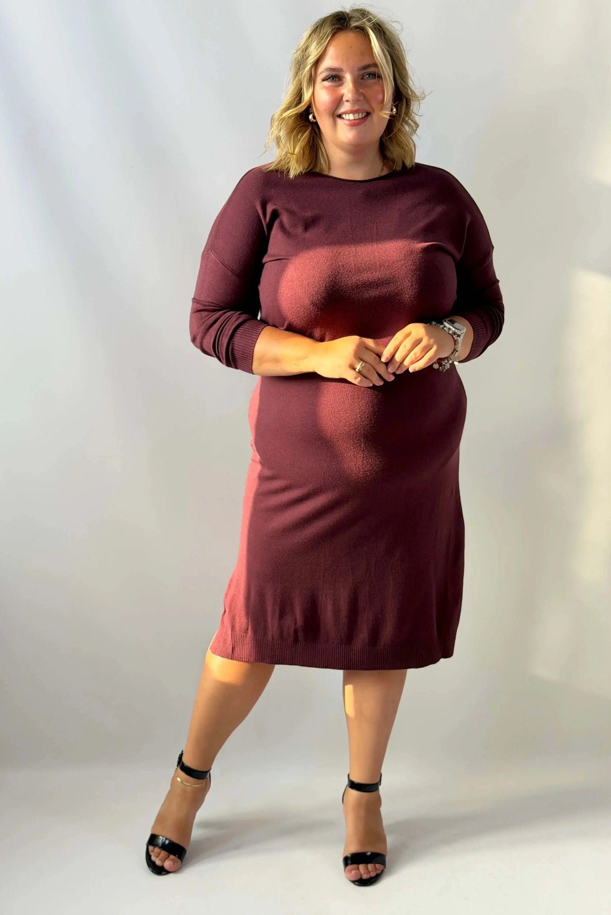 Sukienka dzianinowa Plus Size midi z modnym rozcięciem Stylowa XL