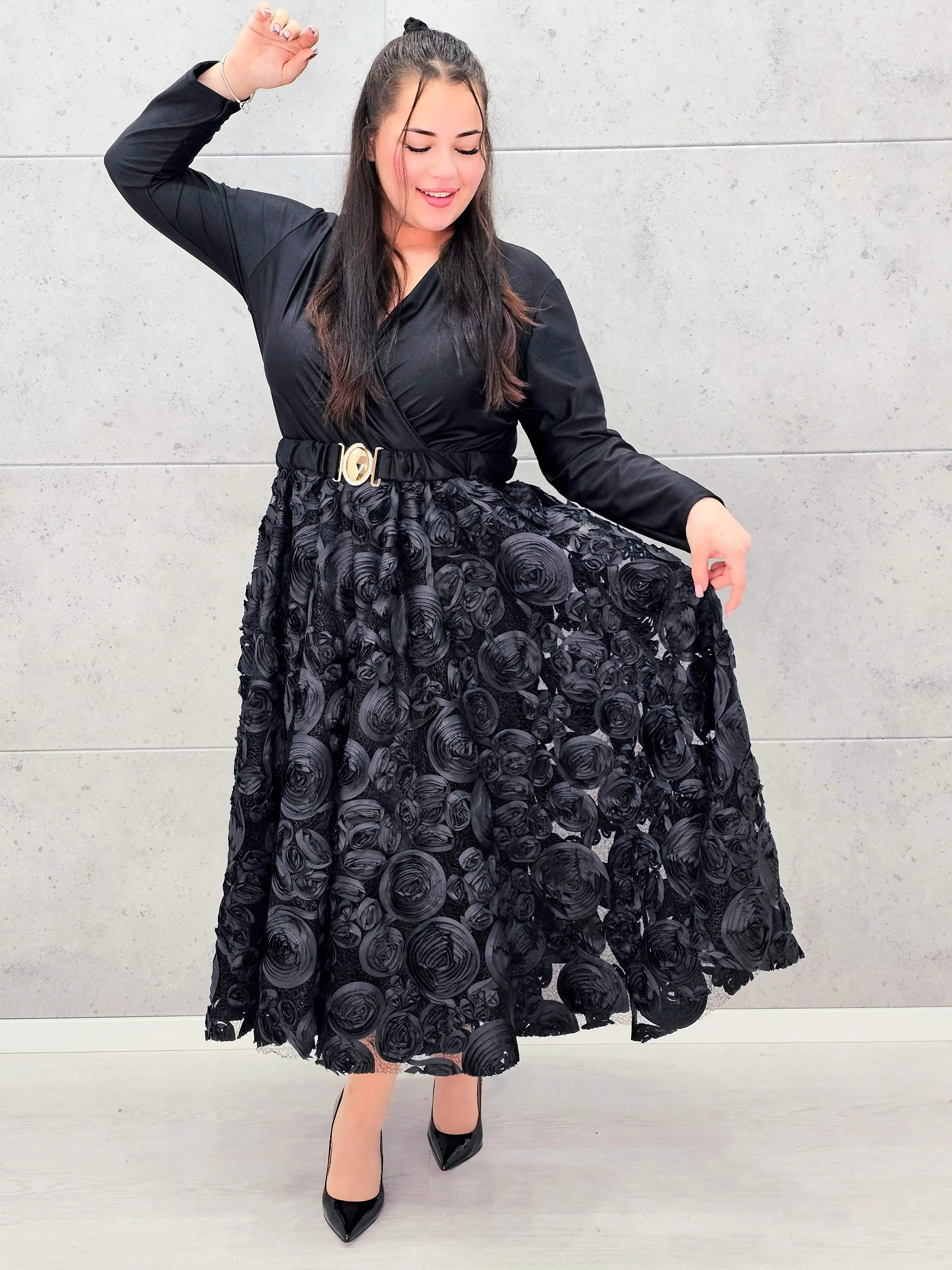 Sukienka elegancka czarna z kopertową górą i kwiatowym dołem – wyjątkowa moda plus size Stylowa XL