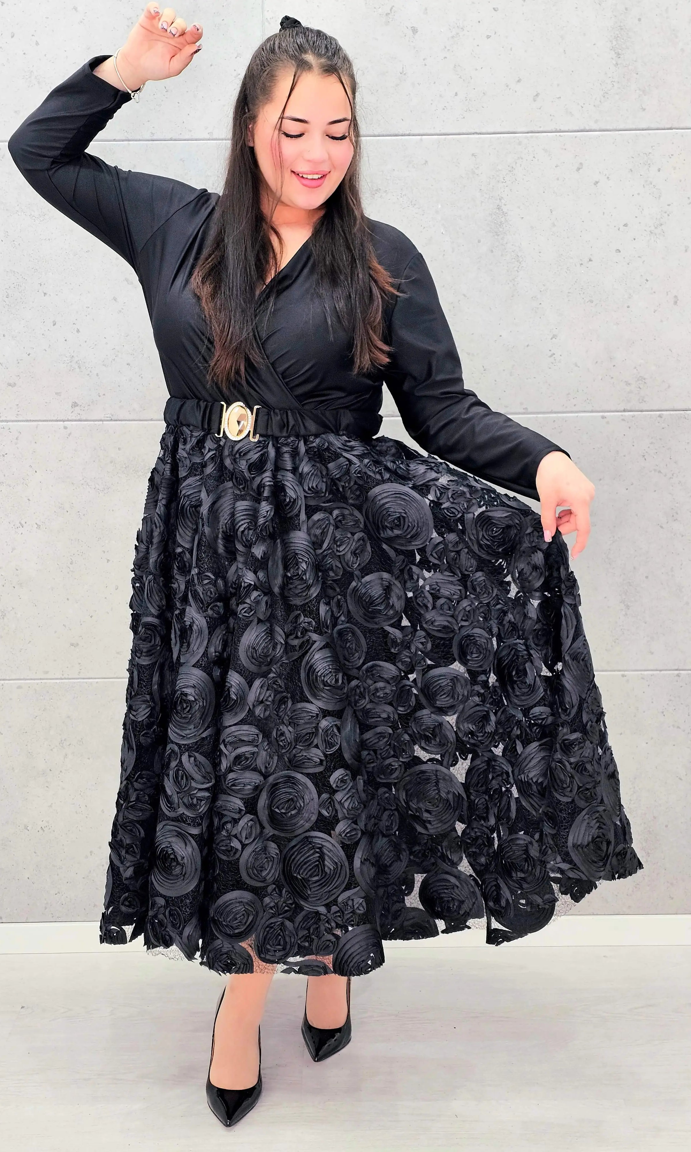 Sukienka elegancka czarna z kopertową górą i kwiatowym dołem – wyjątkowa moda plus size Stylowa XL