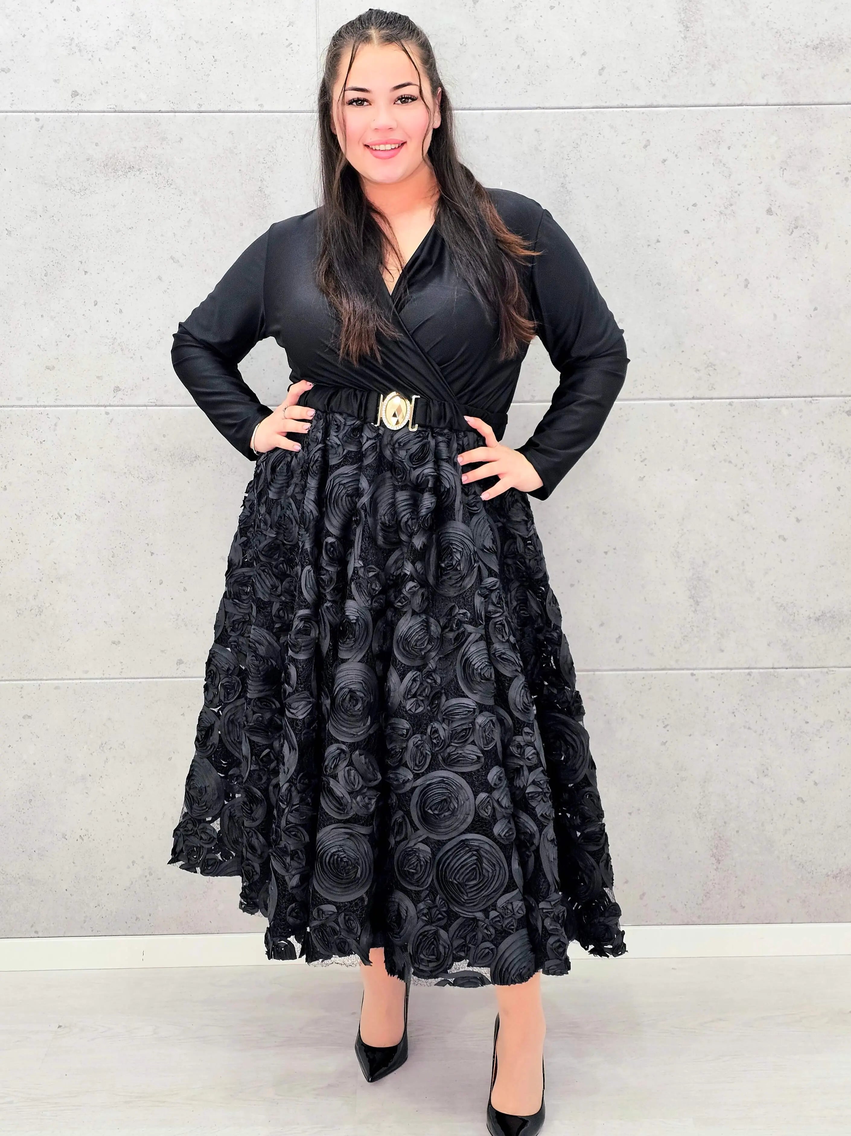 Sukienka elegancka czarna z kopertową górą i kwiatowym dołem – wyjątkowa moda plus size Stylowa XL