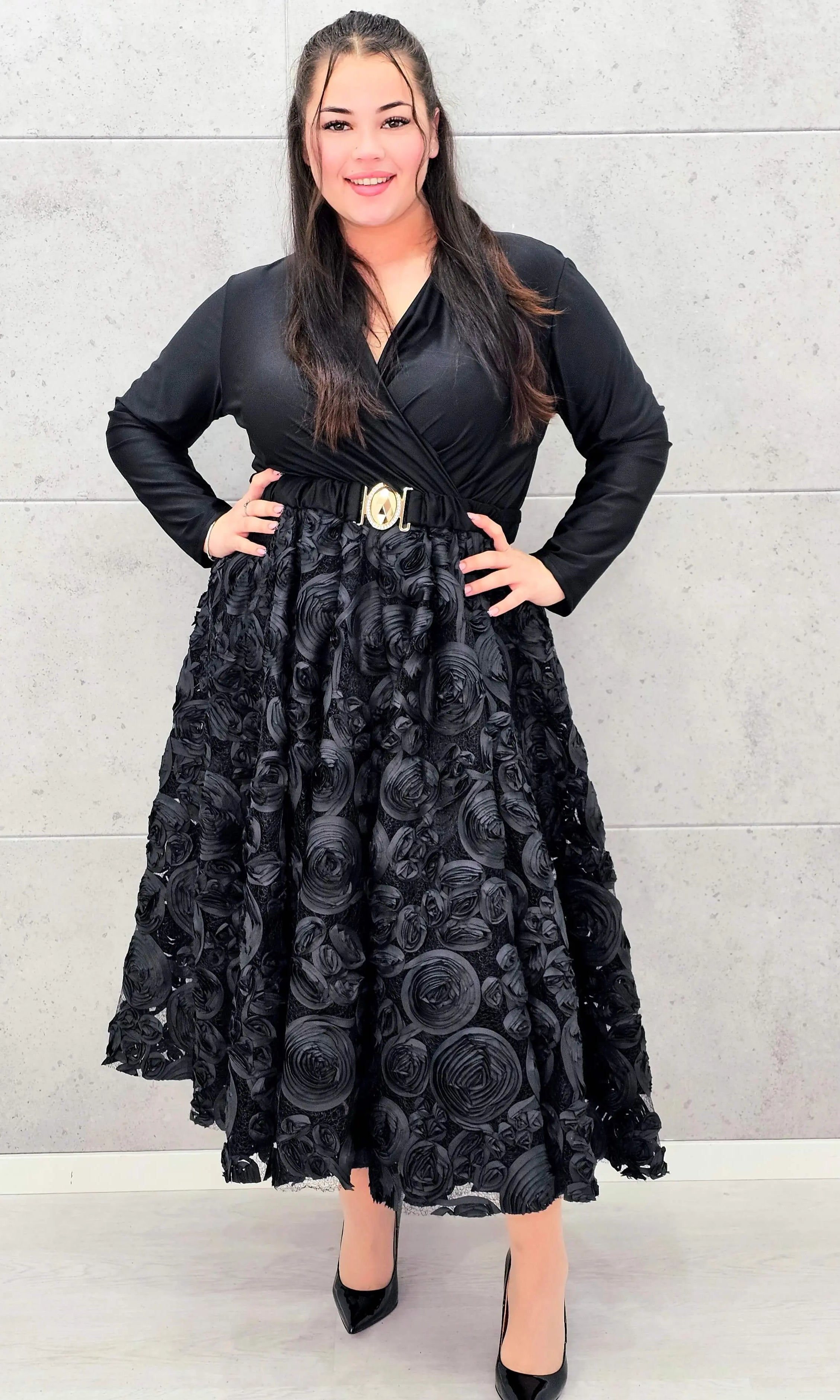 Sukienka elegancka czarna z kopertową górą i kwiatowym dołem – wyjątkowa moda plus size Stylowa XL