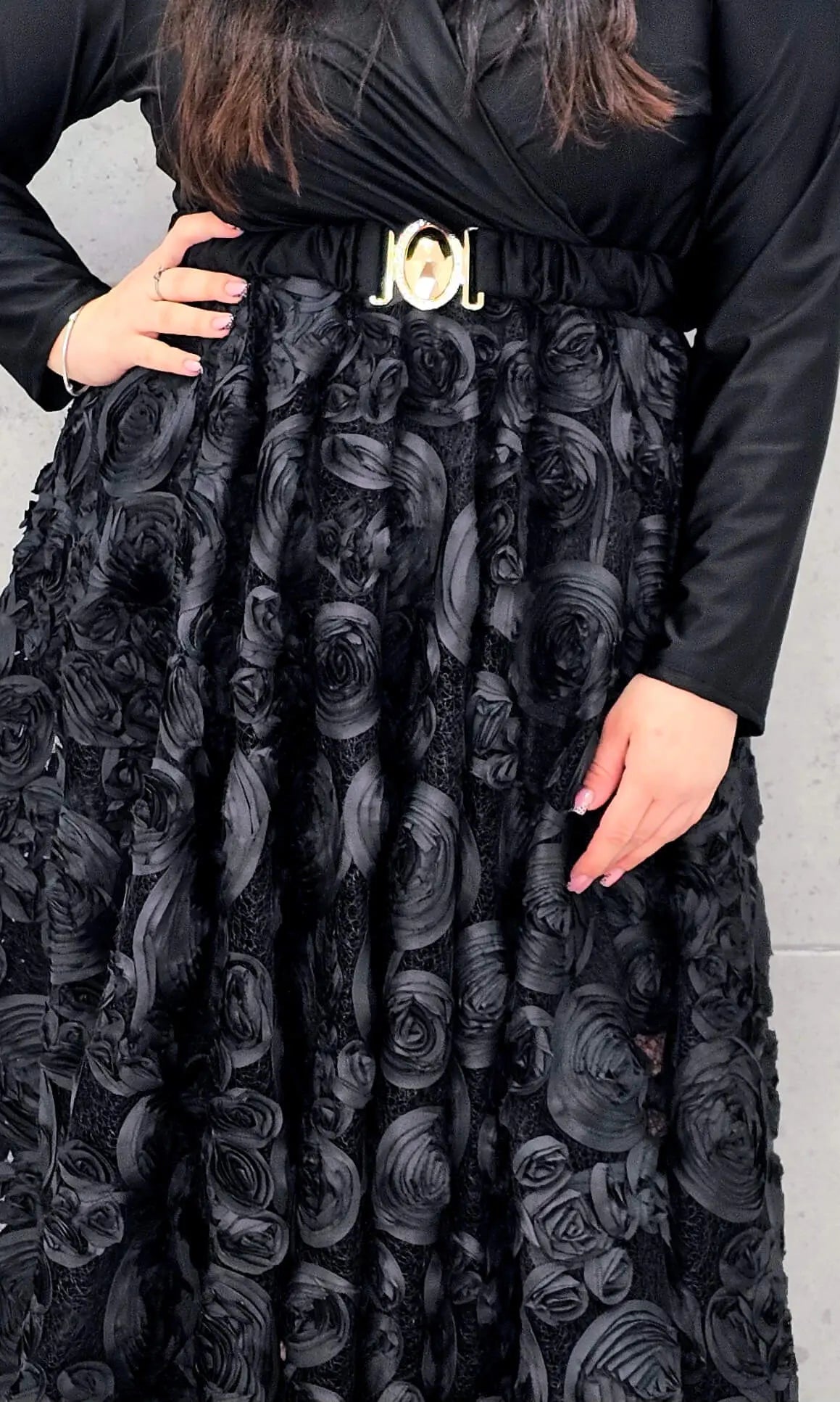 Sukienka elegancka czarna z kopertową górą i kwiatowym dołem – wyjątkowa moda plus size Stylowa XL