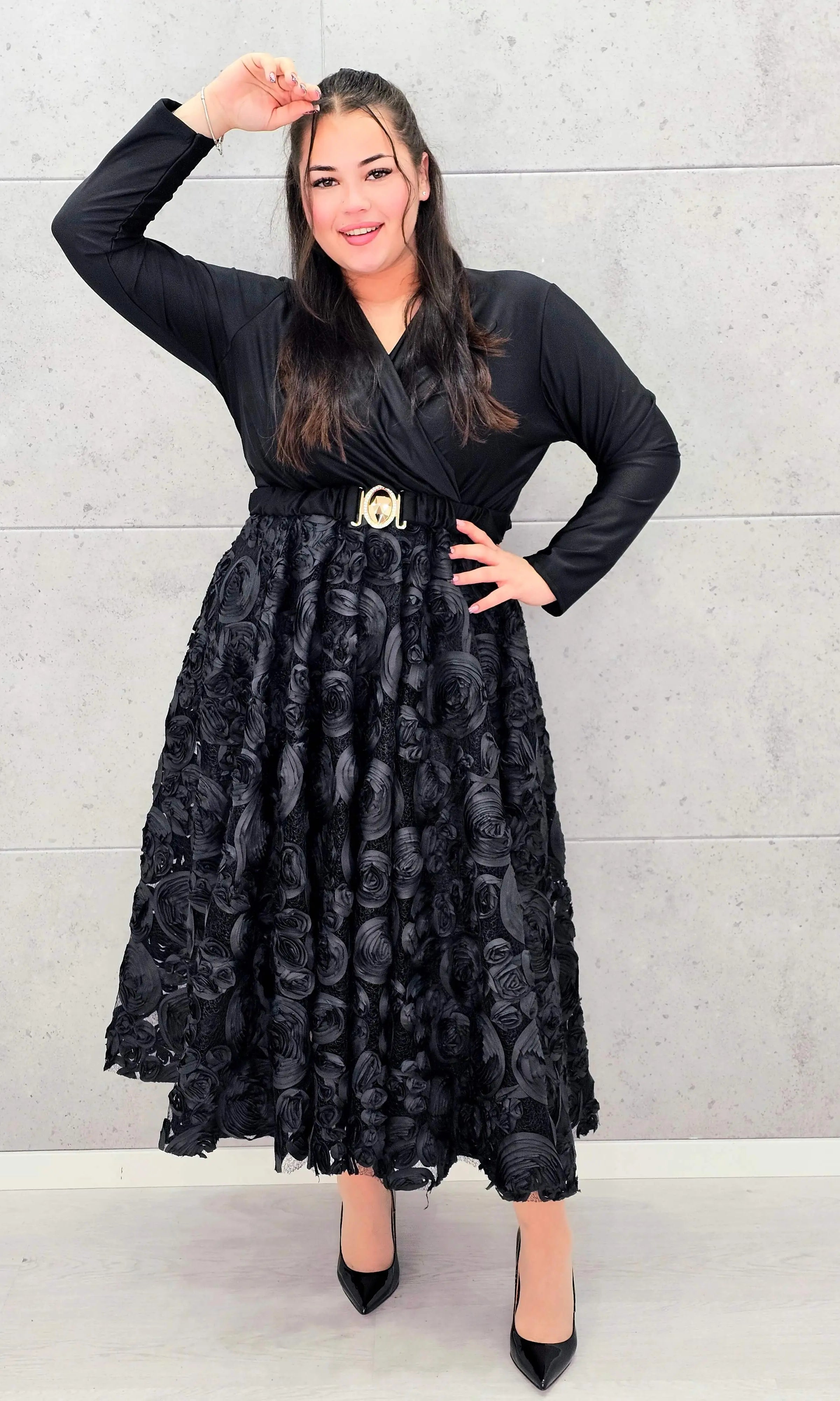 Sukienka elegancka czarna z kopertową górą i kwiatowym dołem – wyjątkowa moda plus size Stylowa XL
