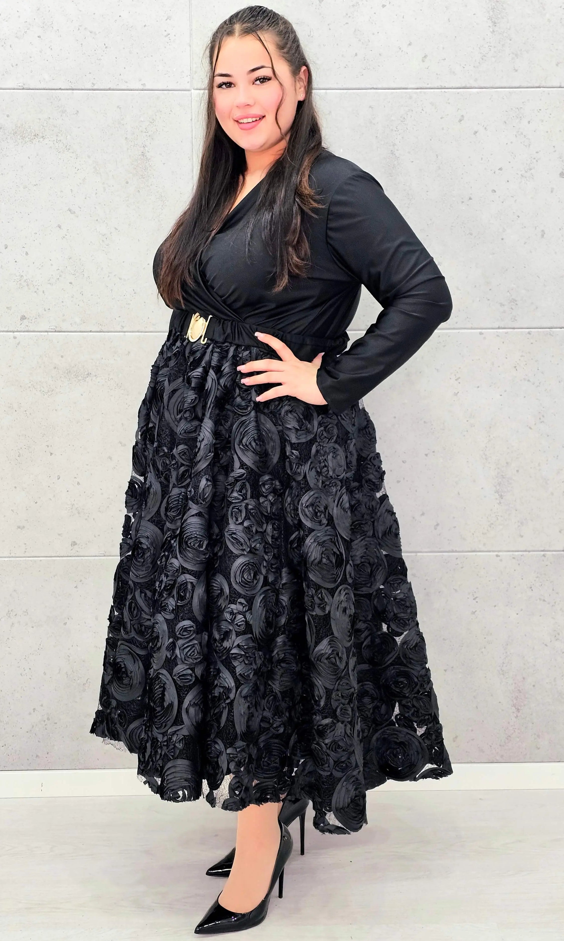 Sukienka elegancka czarna z kopertową górą i kwiatowym dołem – wyjątkowa moda plus size Stylowa XL