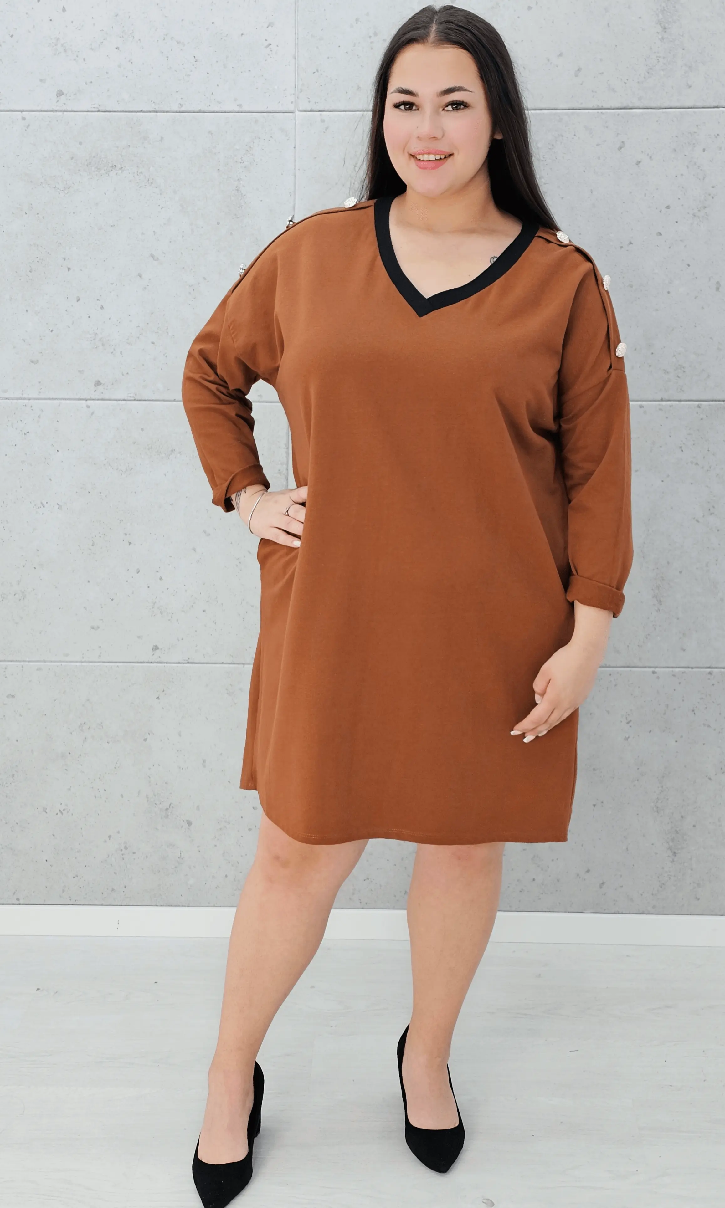 Sukienka karmelowa z guzikami Stylowa XL