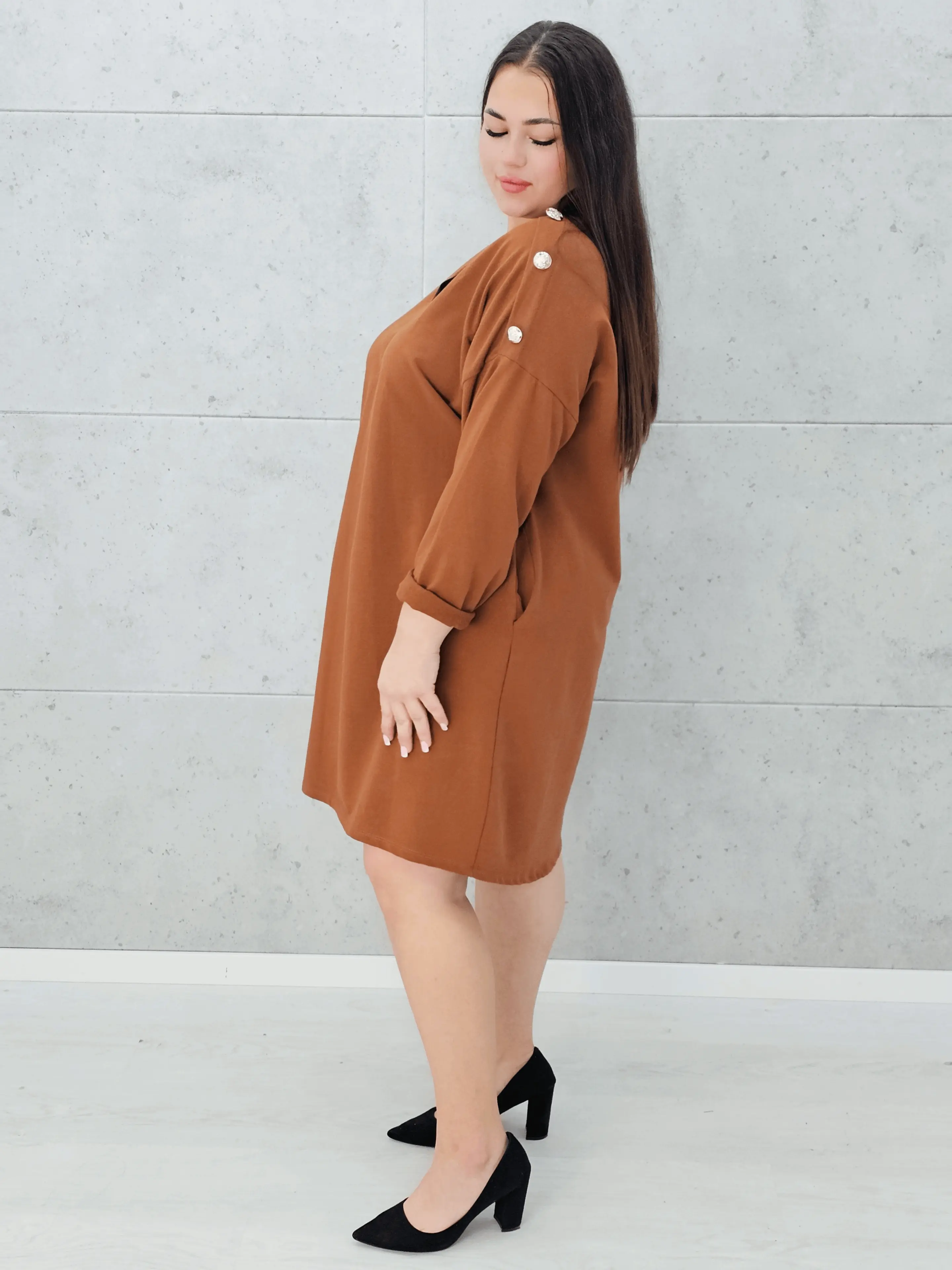 Sukienka karmelowa z guzikami Stylowa XL