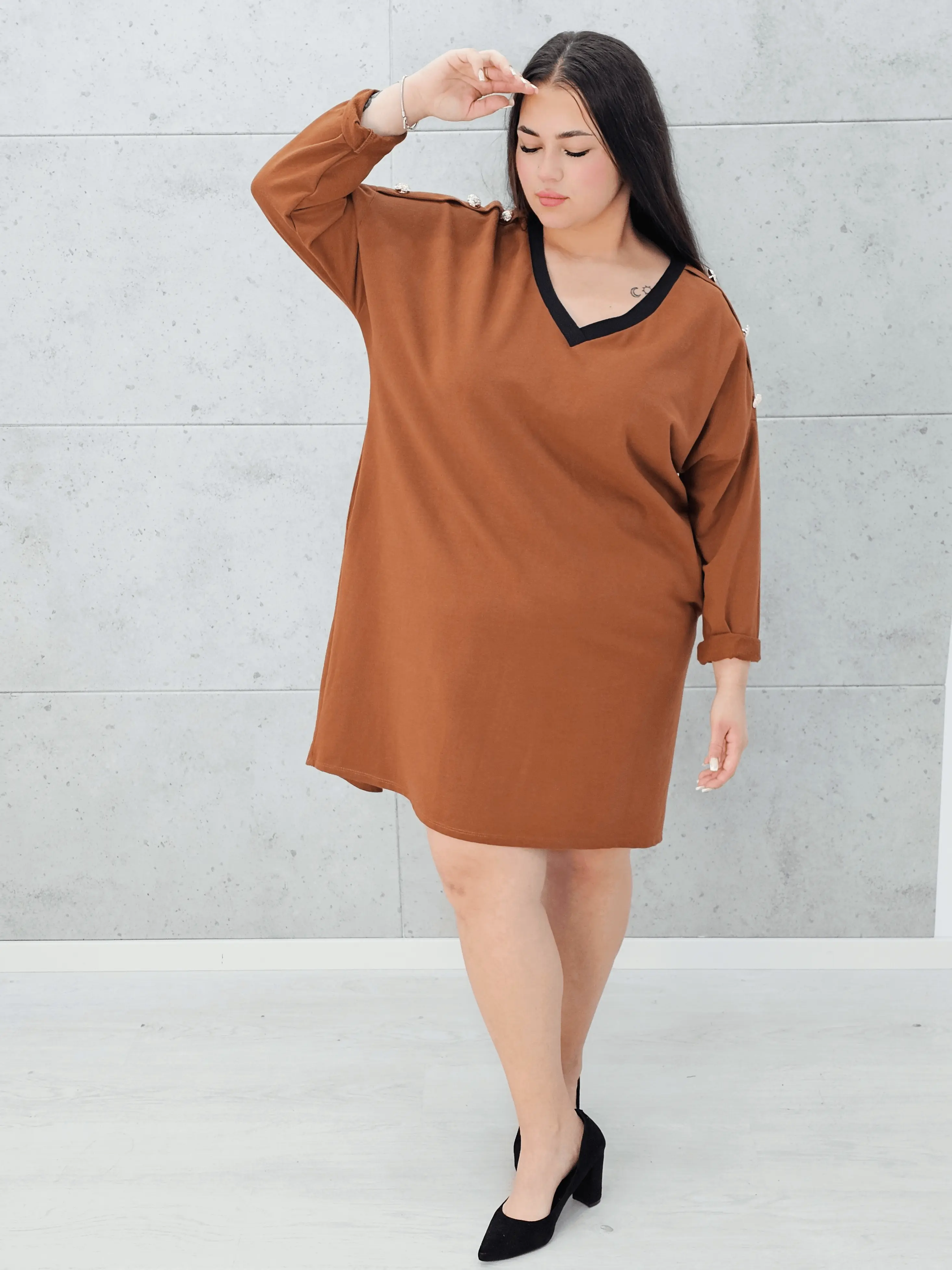 Sukienka karmelowa z guzikami Stylowa XL