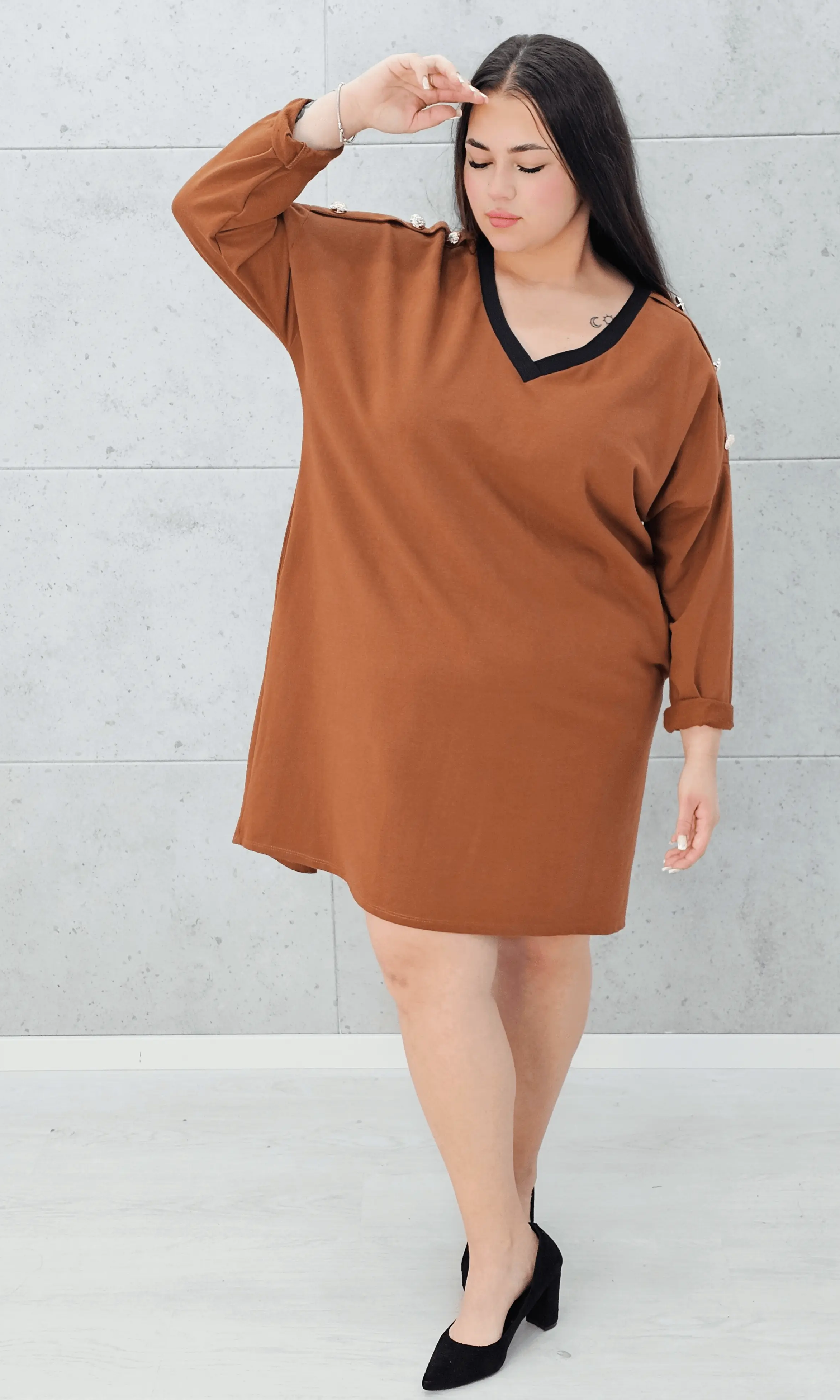 Sukienka karmelowa z guzikami Stylowa XL