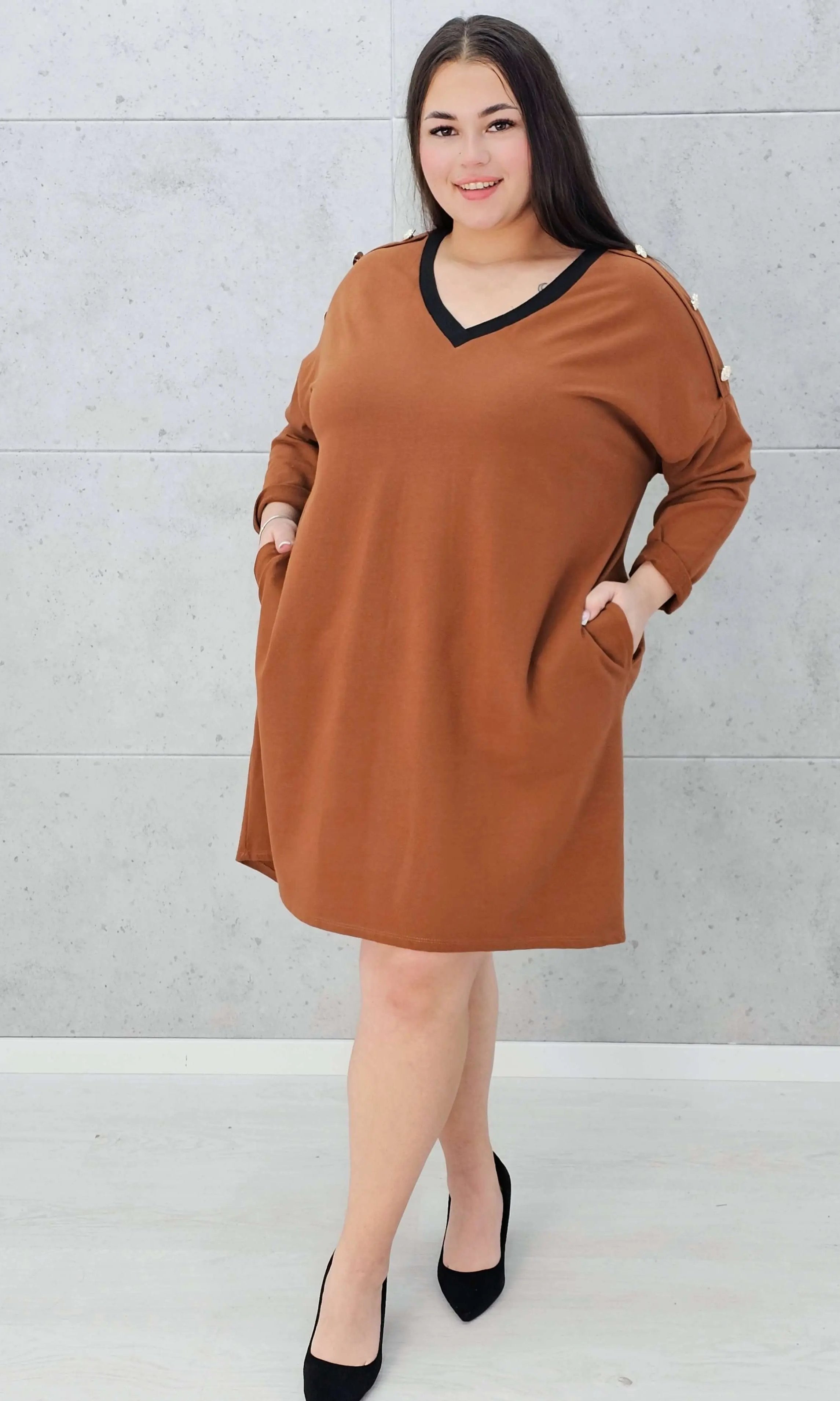 Sukienka karmelowa z guzikami Stylowa XL