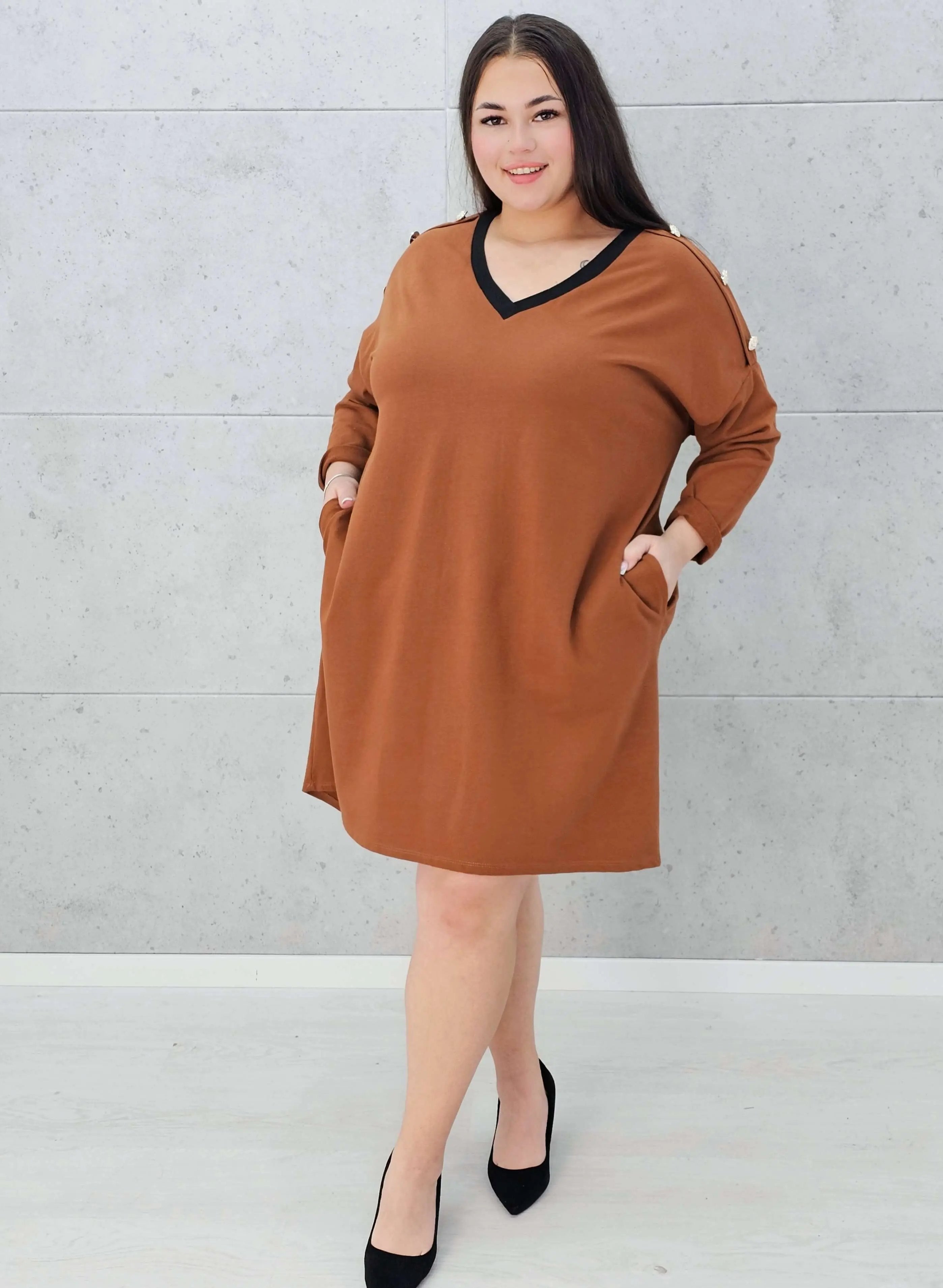 Sukienka karmelowa z guzikami Stylowa XL