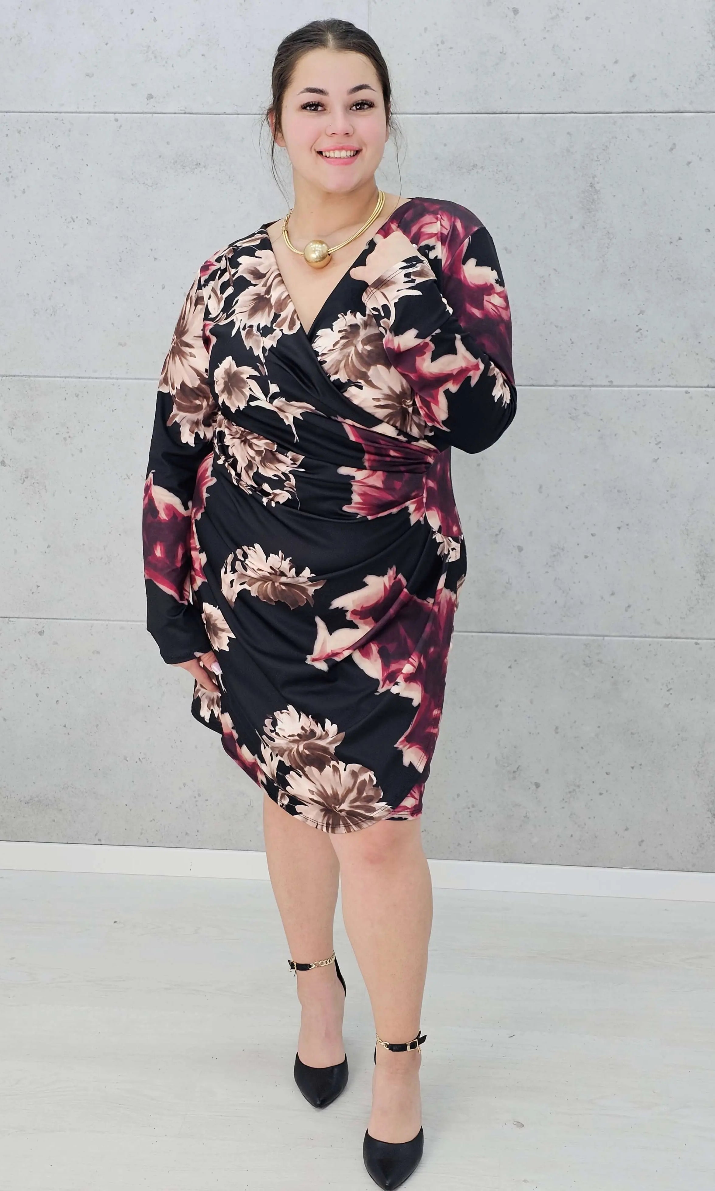 Sukienka kopertowa plus size w kwiaty – elegancja i kobiecy szyk Stylowa XL