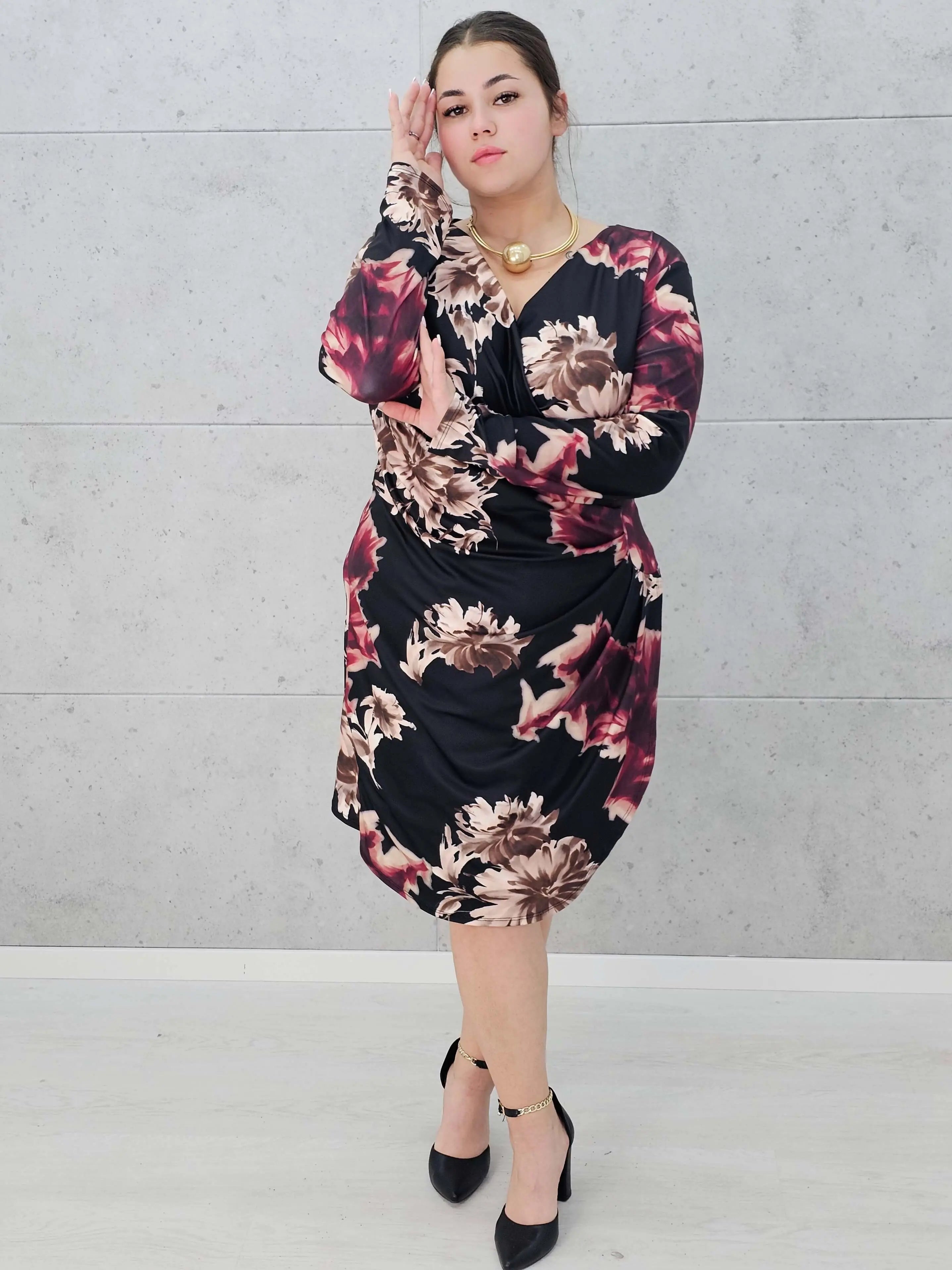 Sukienka kopertowa plus size w kwiaty – elegancja i kobiecy szyk Stylowa XL