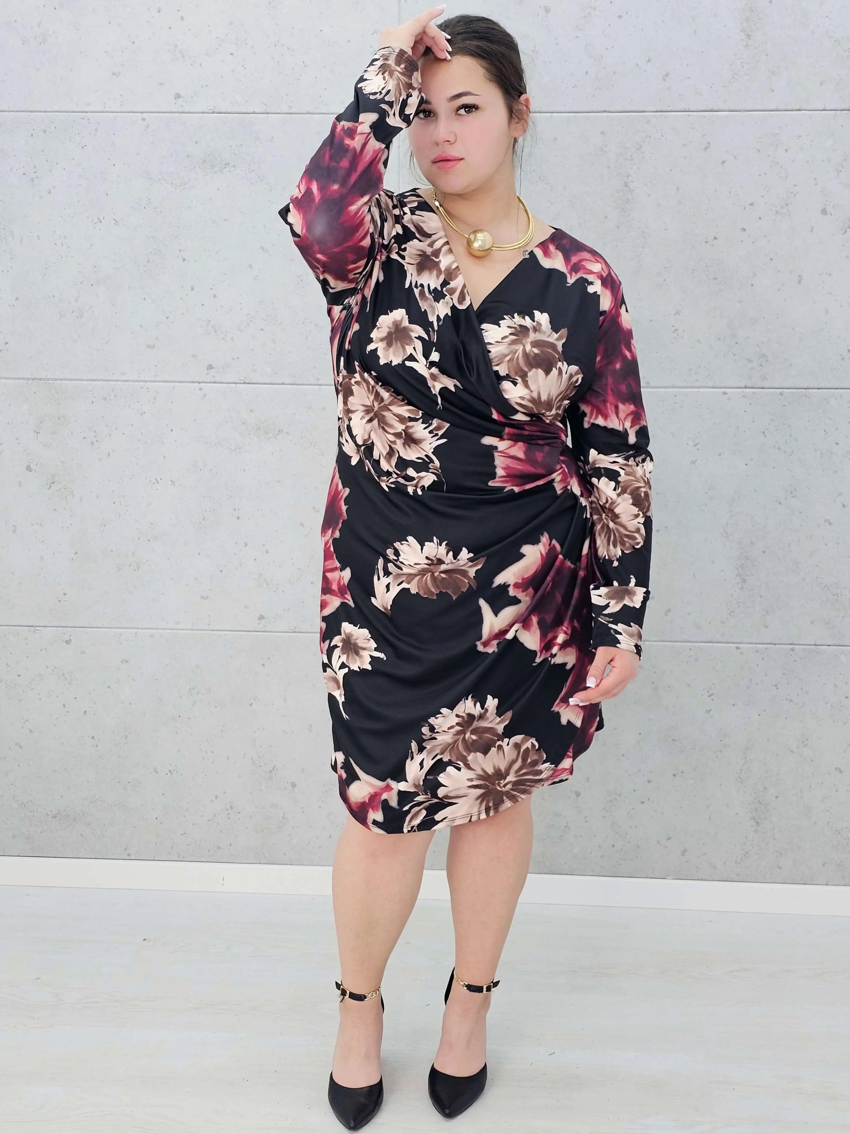 Sukienka kopertowa plus size w kwiaty – elegancja i kobiecy szyk Stylowa XL