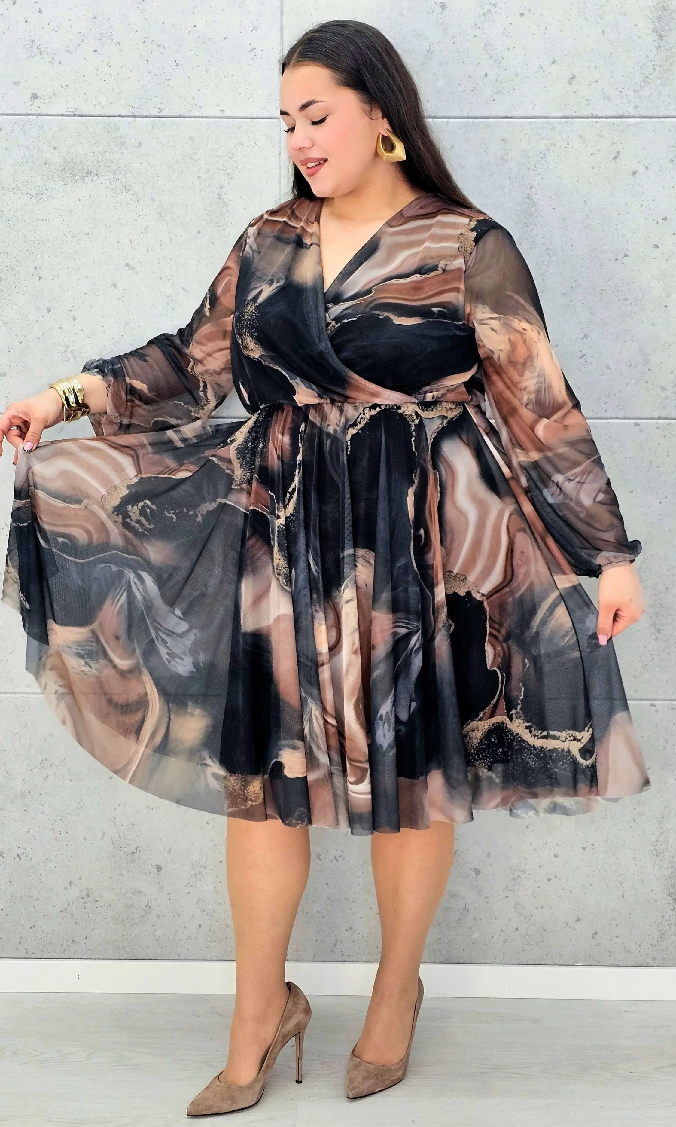 Sukienka kopertowa plus size z artystycznym printem – czarna i bordowa midi - Stylowa XL