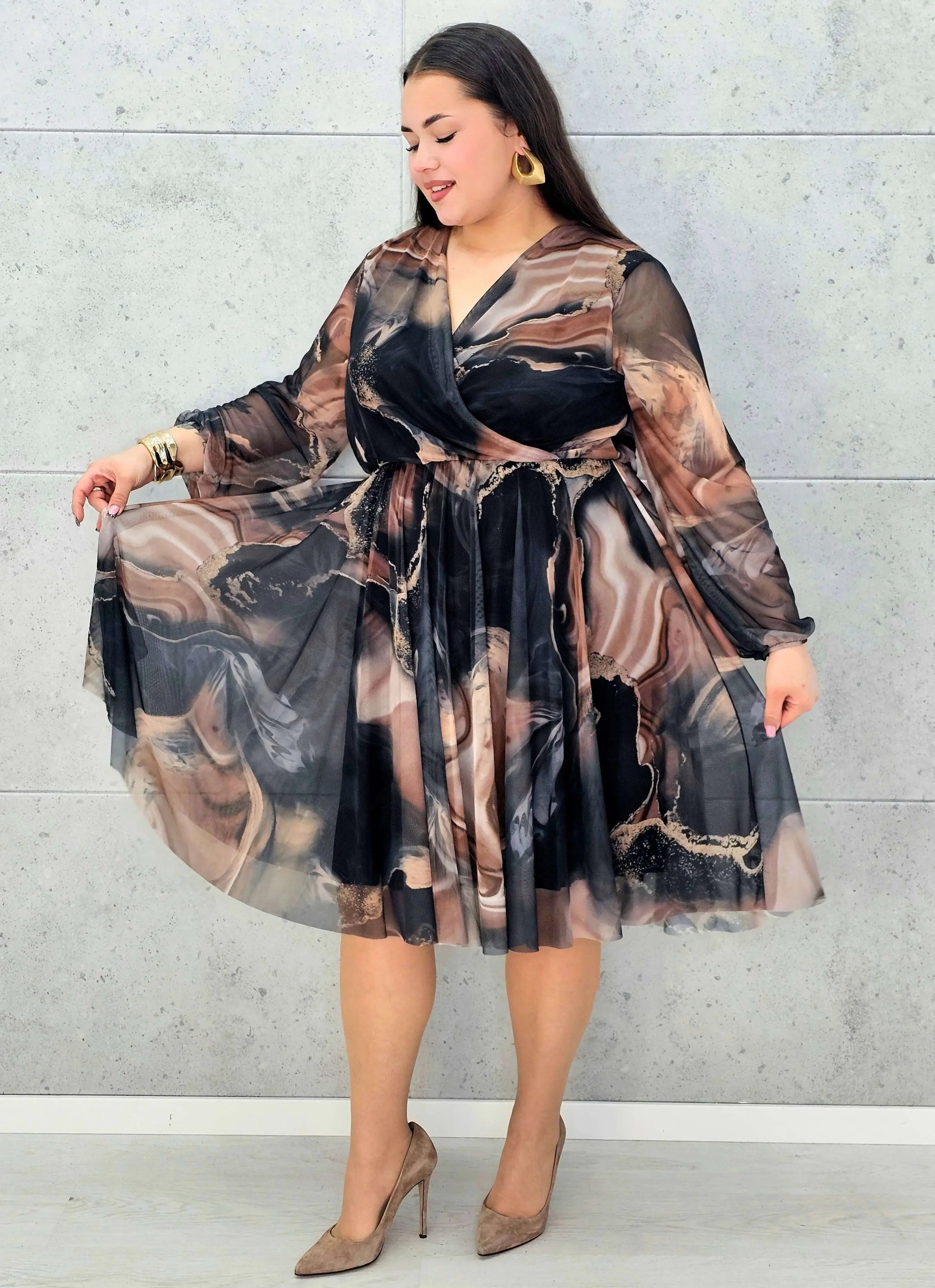 Sukienka kopertowa plus size z artystycznym printem – czarna i bordowa midi - Stylowa XL