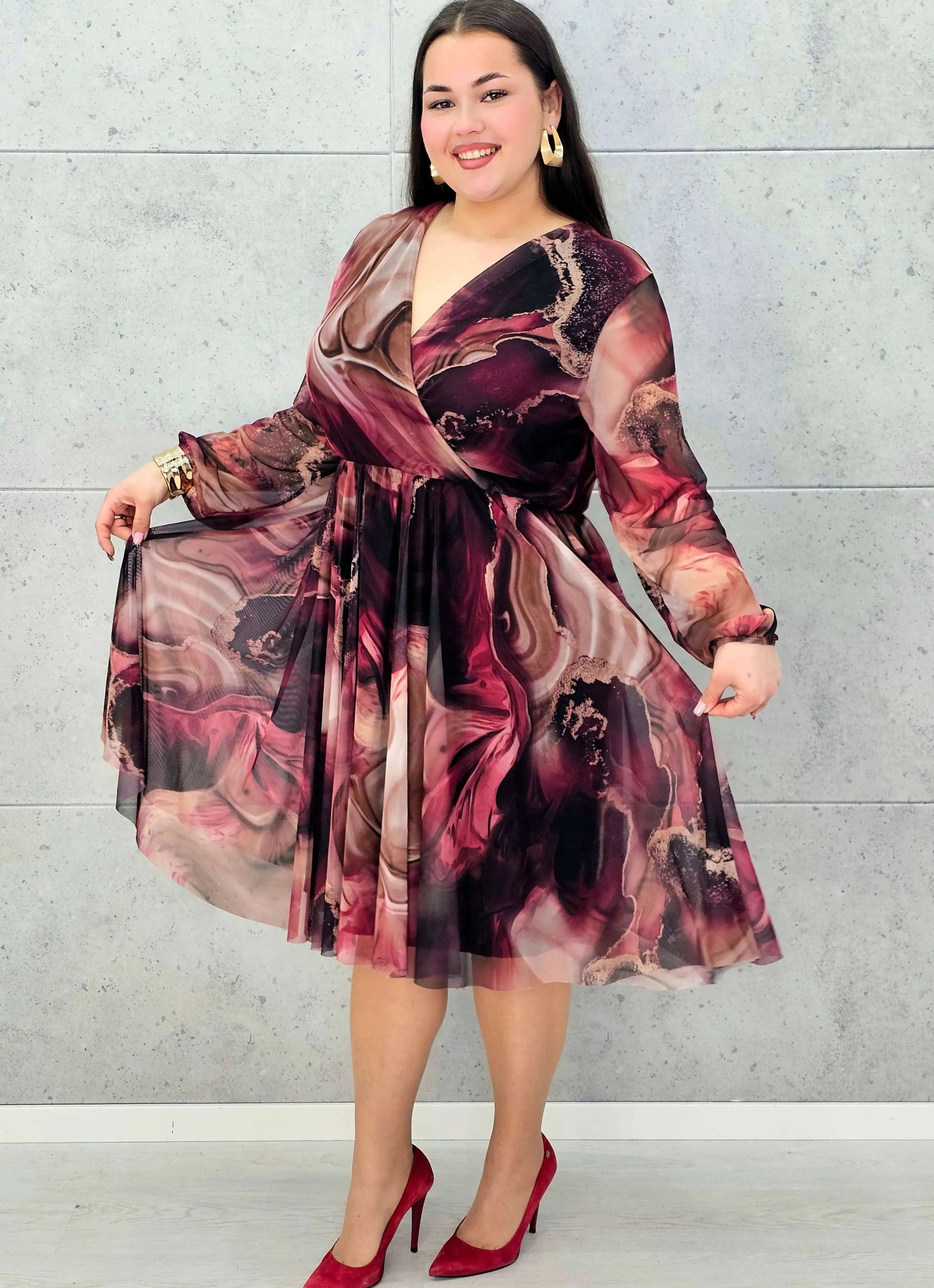 Sukienka kopertowa plus size z artystycznym printem – czarna i bordowa midi - Stylowa XL