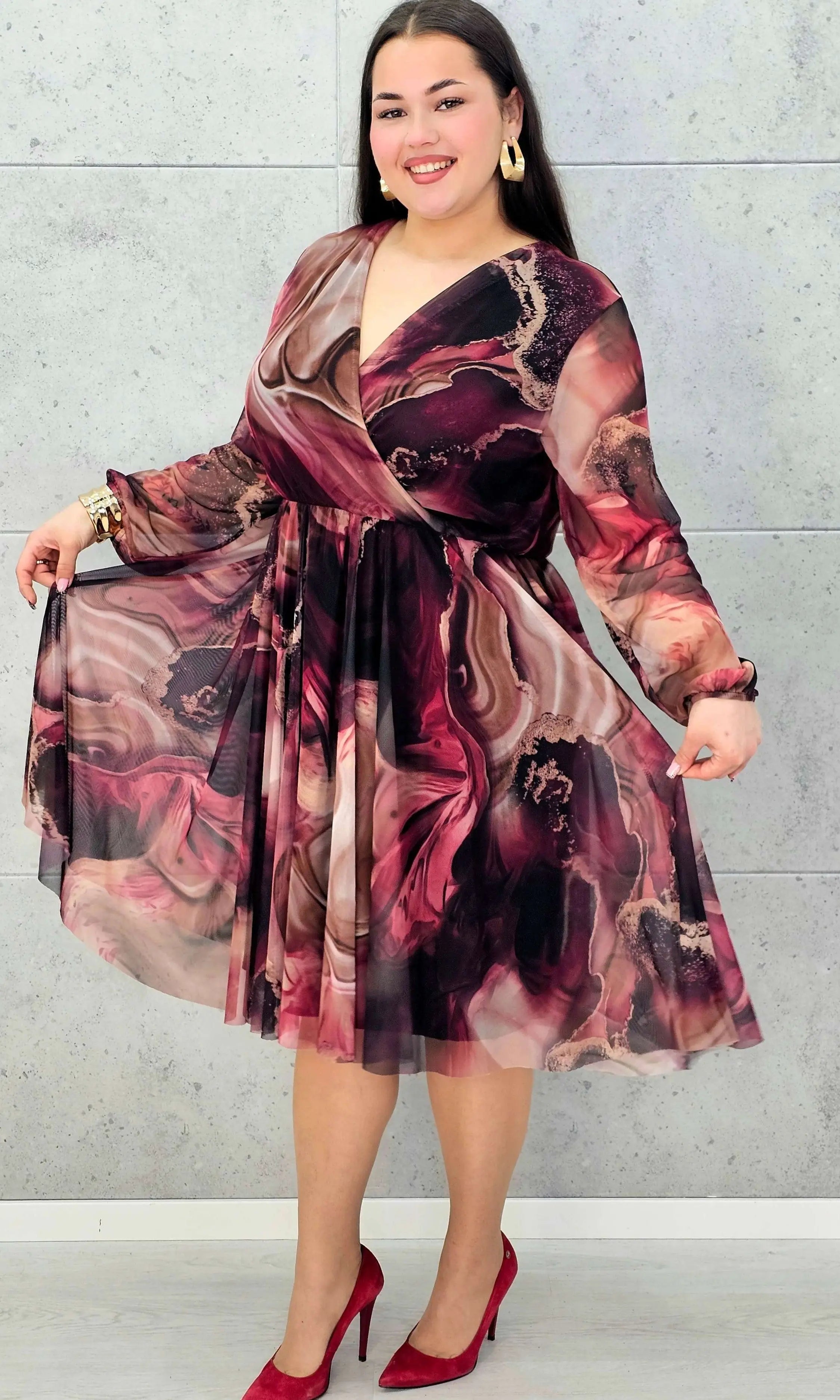 Sukienka kopertowa plus size z artystycznym printem – czarna i bordowa midi - Stylowa XL