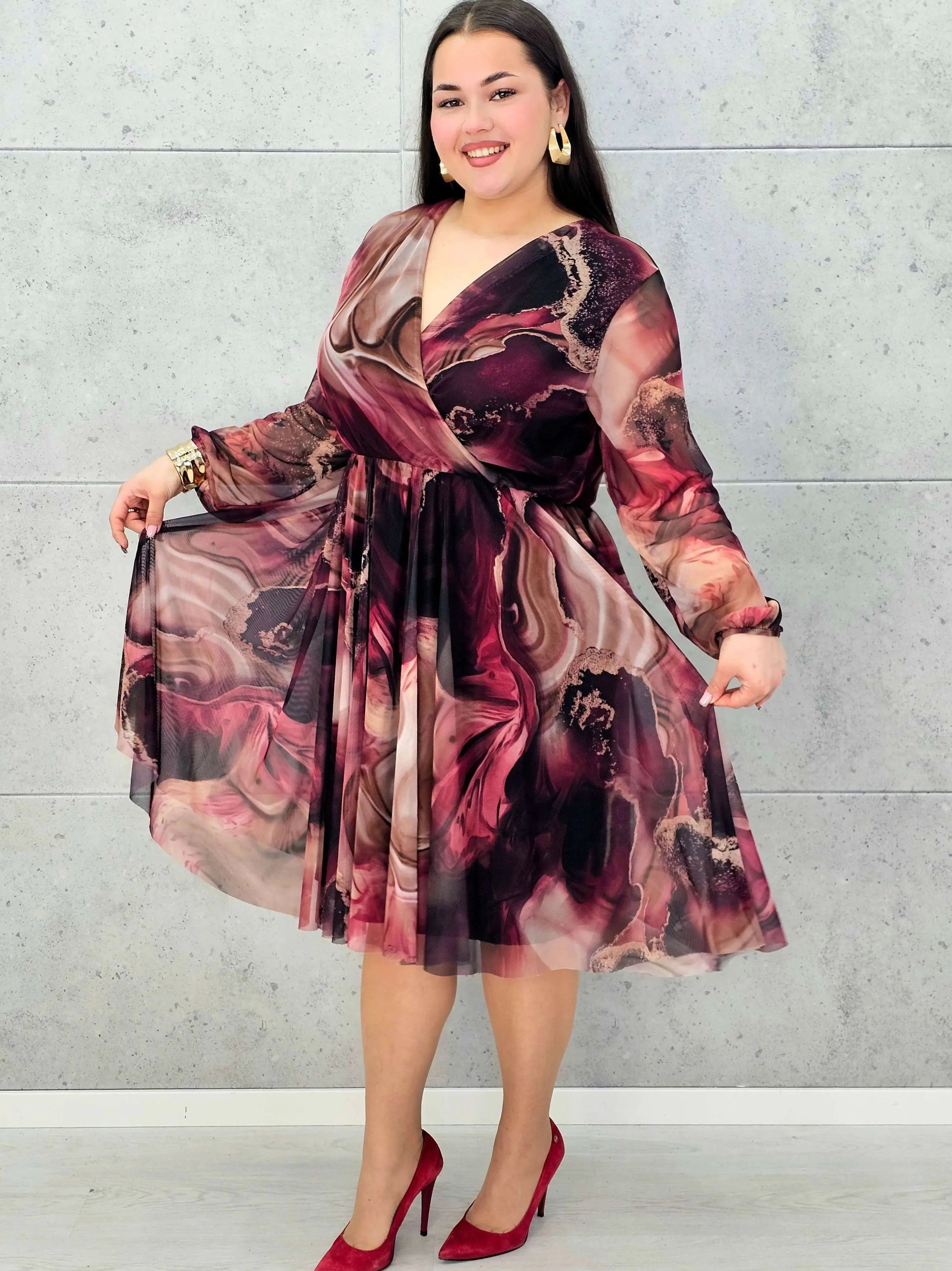 Sukienka kopertowa plus size z artystycznym printem – czarna i bordowa midi - Stylowa XL