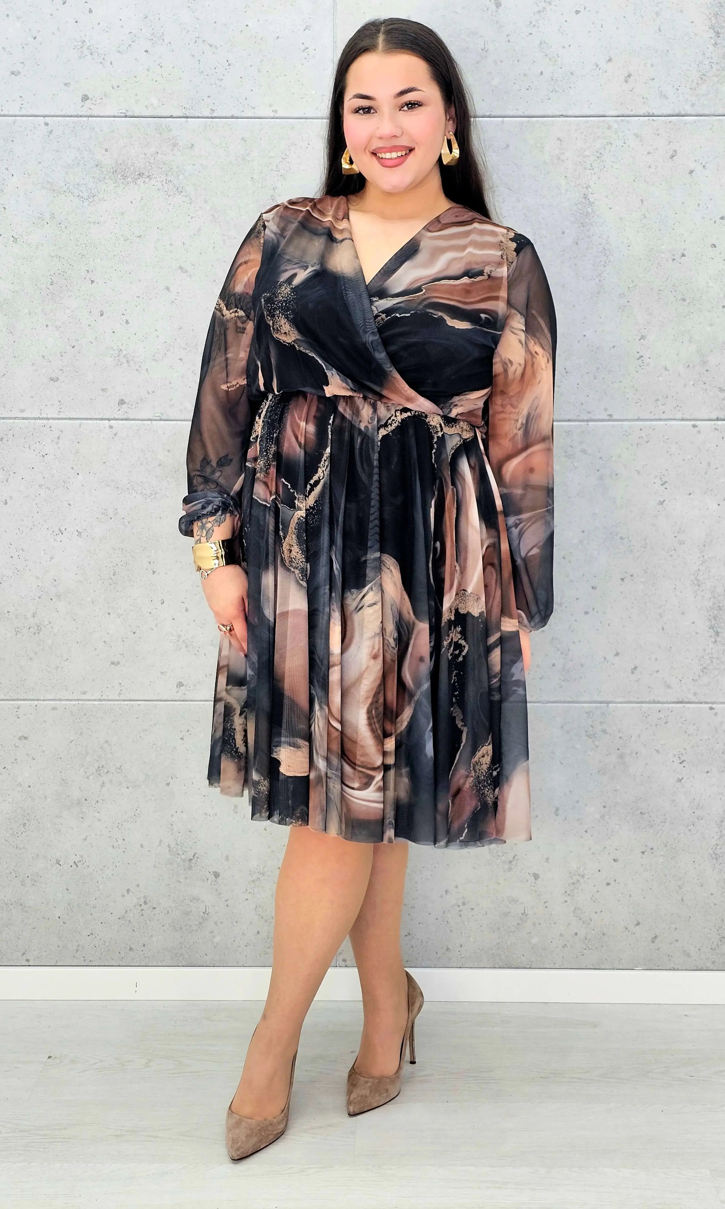 Sukienka kopertowa plus size z artystycznym printem – czarna i bordowa midi - Stylowa XL