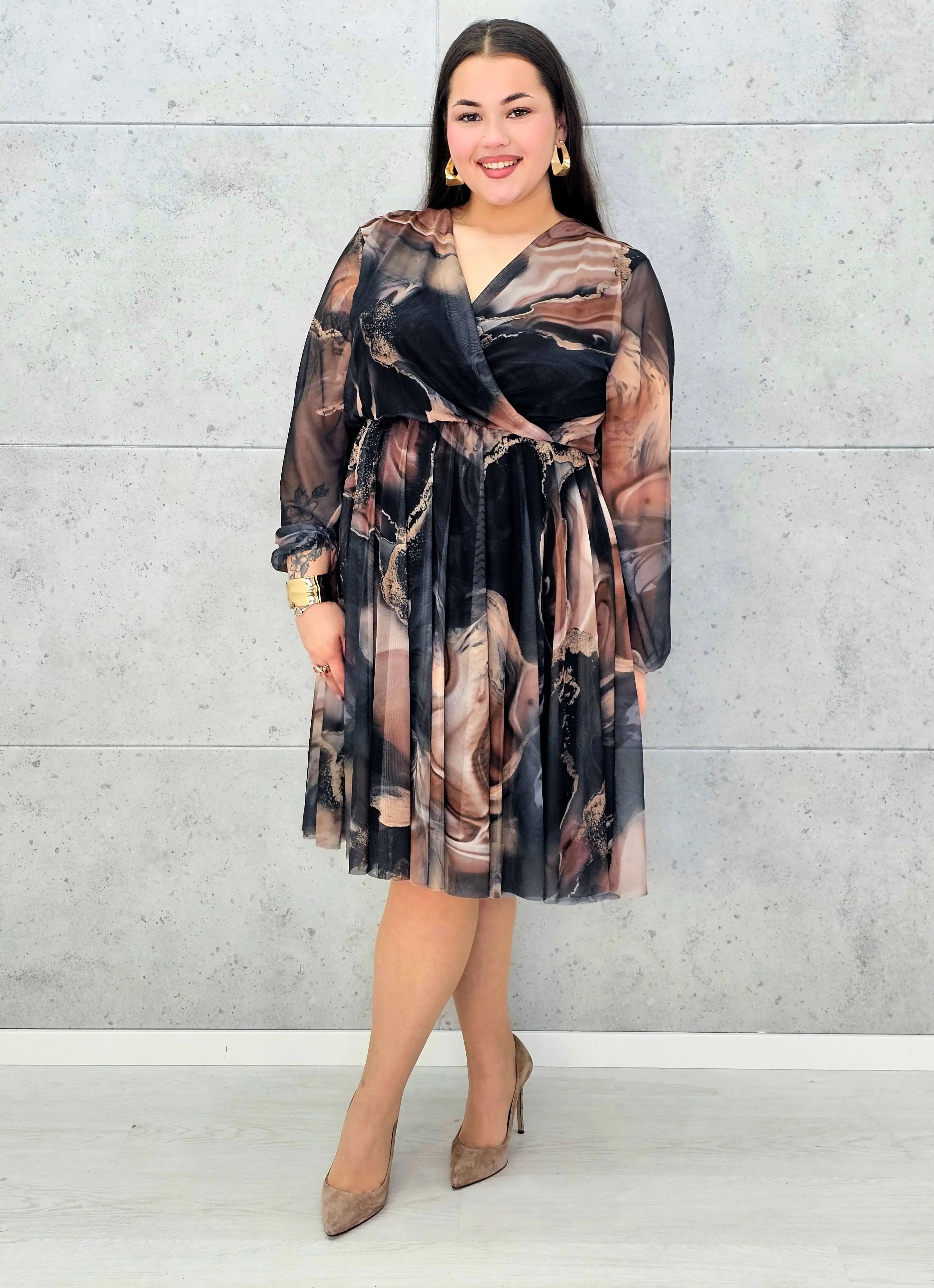 Sukienka kopertowa plus size z artystycznym printem – czarna i bordowa midi - Stylowa XL