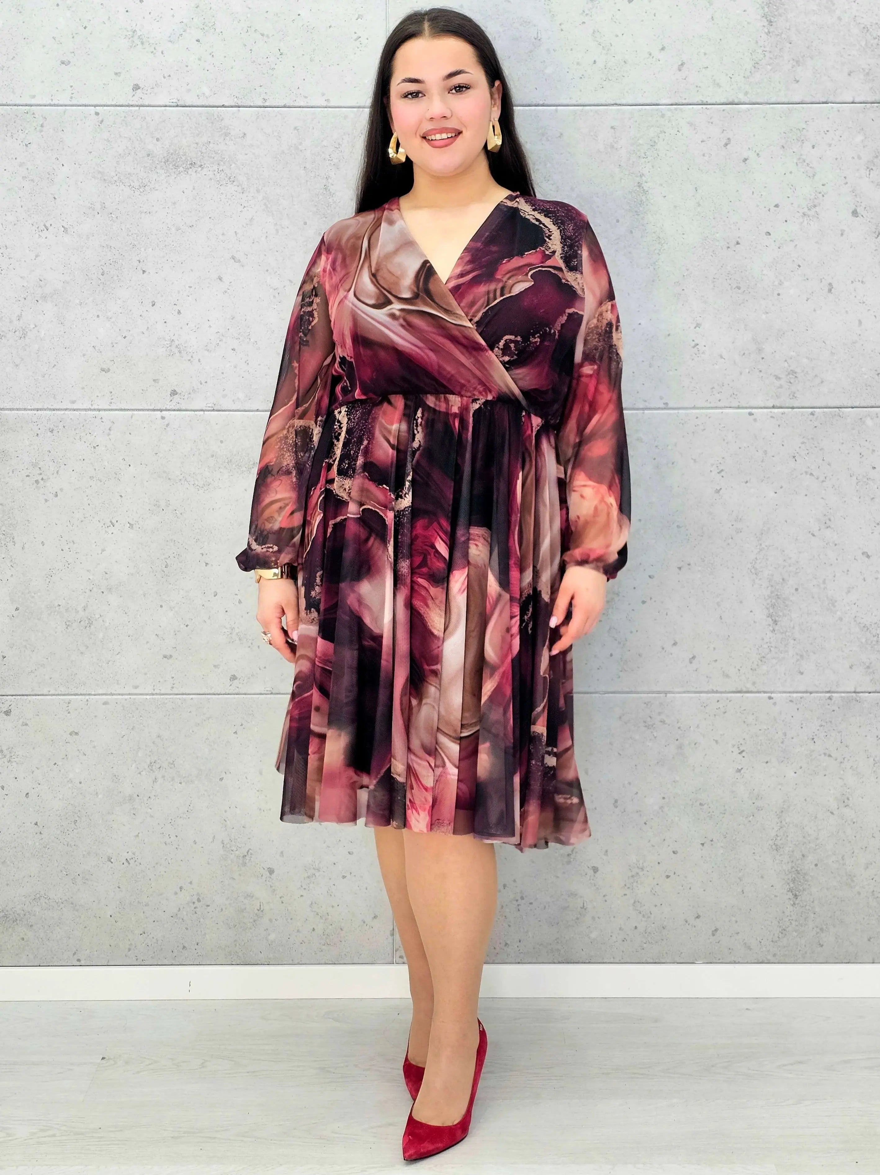 Sukienka kopertowa plus size z artystycznym printem – czarna i bordowa midi - Stylowa XL