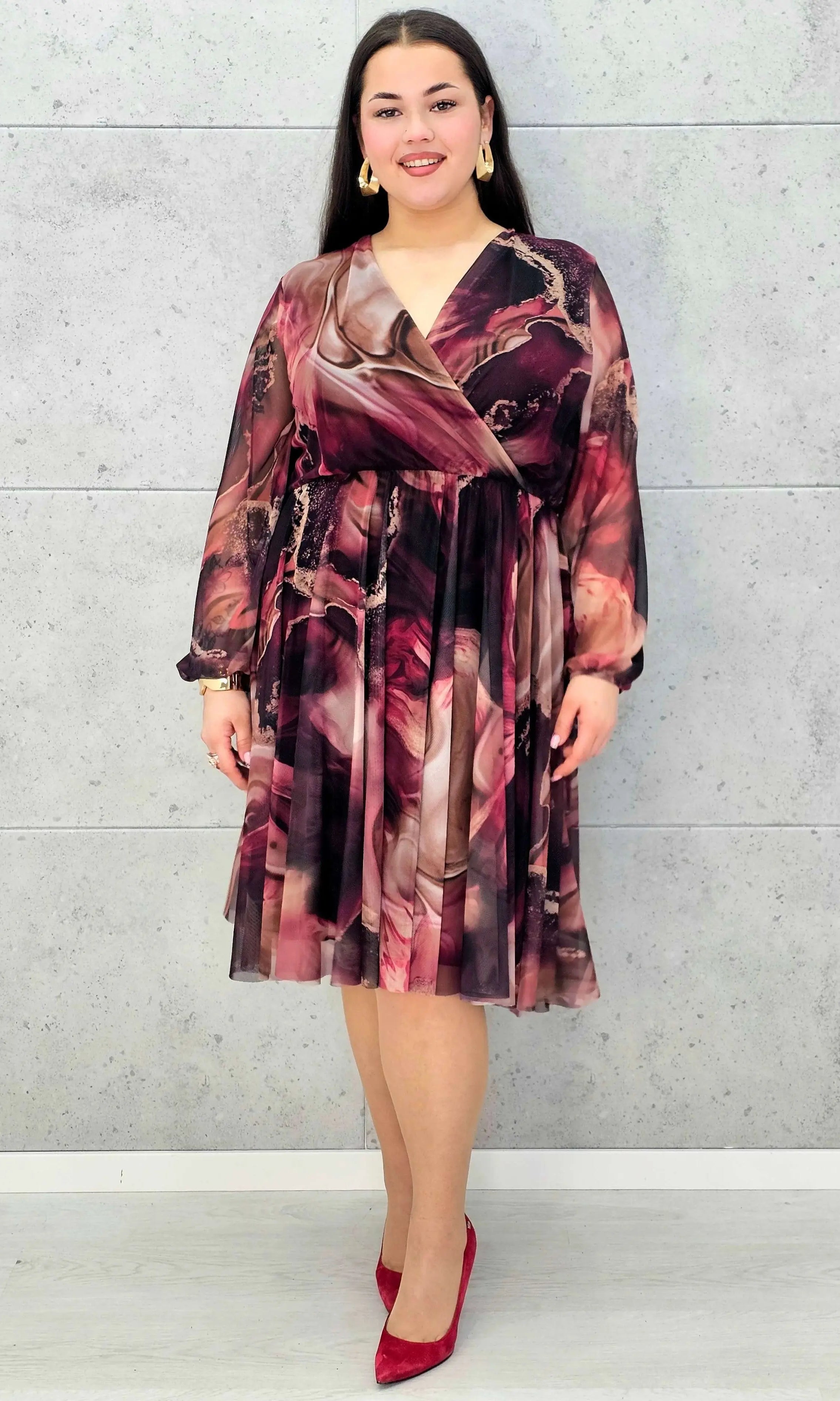 Sukienka kopertowa plus size z artystycznym printem – czarna i bordowa midi - Stylowa XL