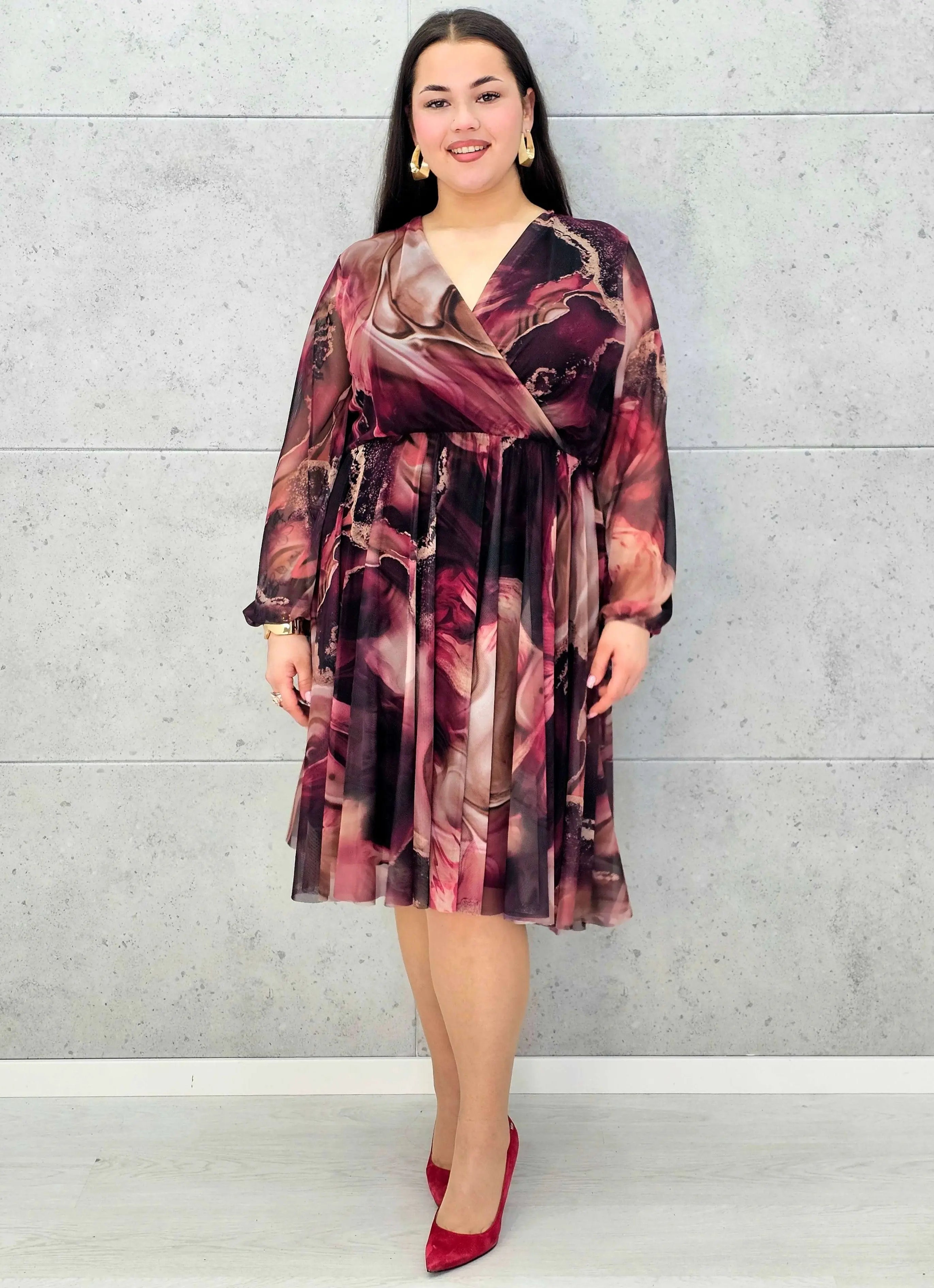 Sukienka kopertowa plus size z artystycznym printem – czarna i bordowa midi - Stylowa XL
