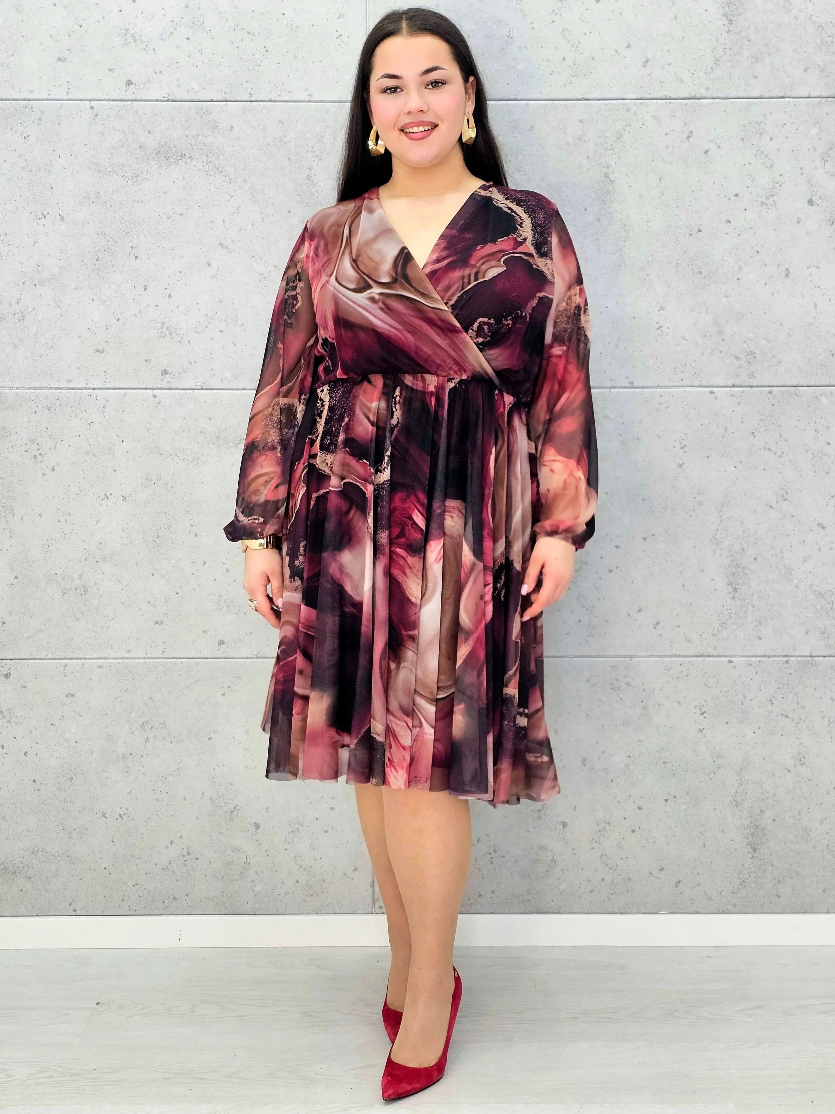 Sukienka kopertowa plus size z artystycznym printem – czarna i bordowa midi - Stylowa XL