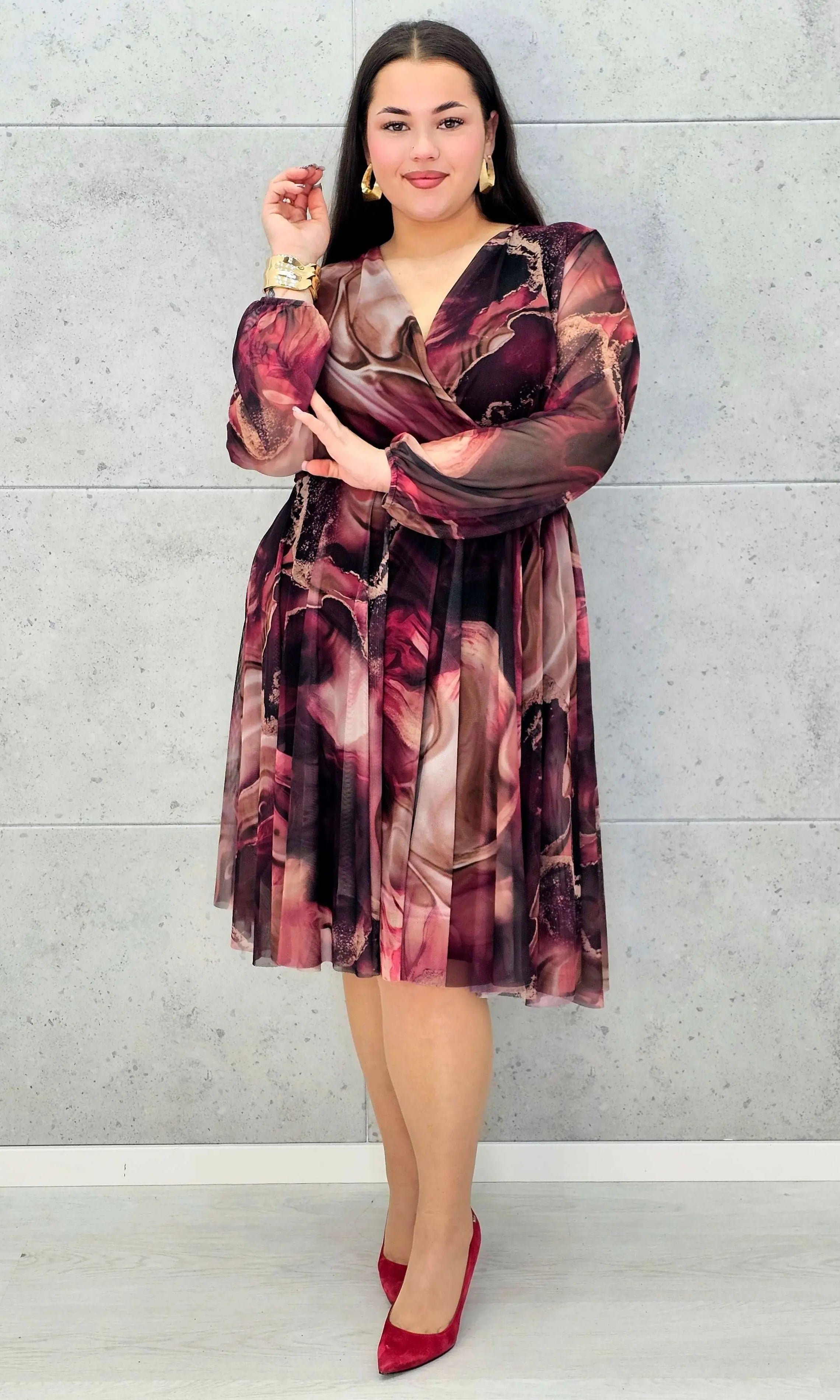 Sukienka kopertowa plus size z artystycznym printem – czarna i bordowa midi - Stylowa XL