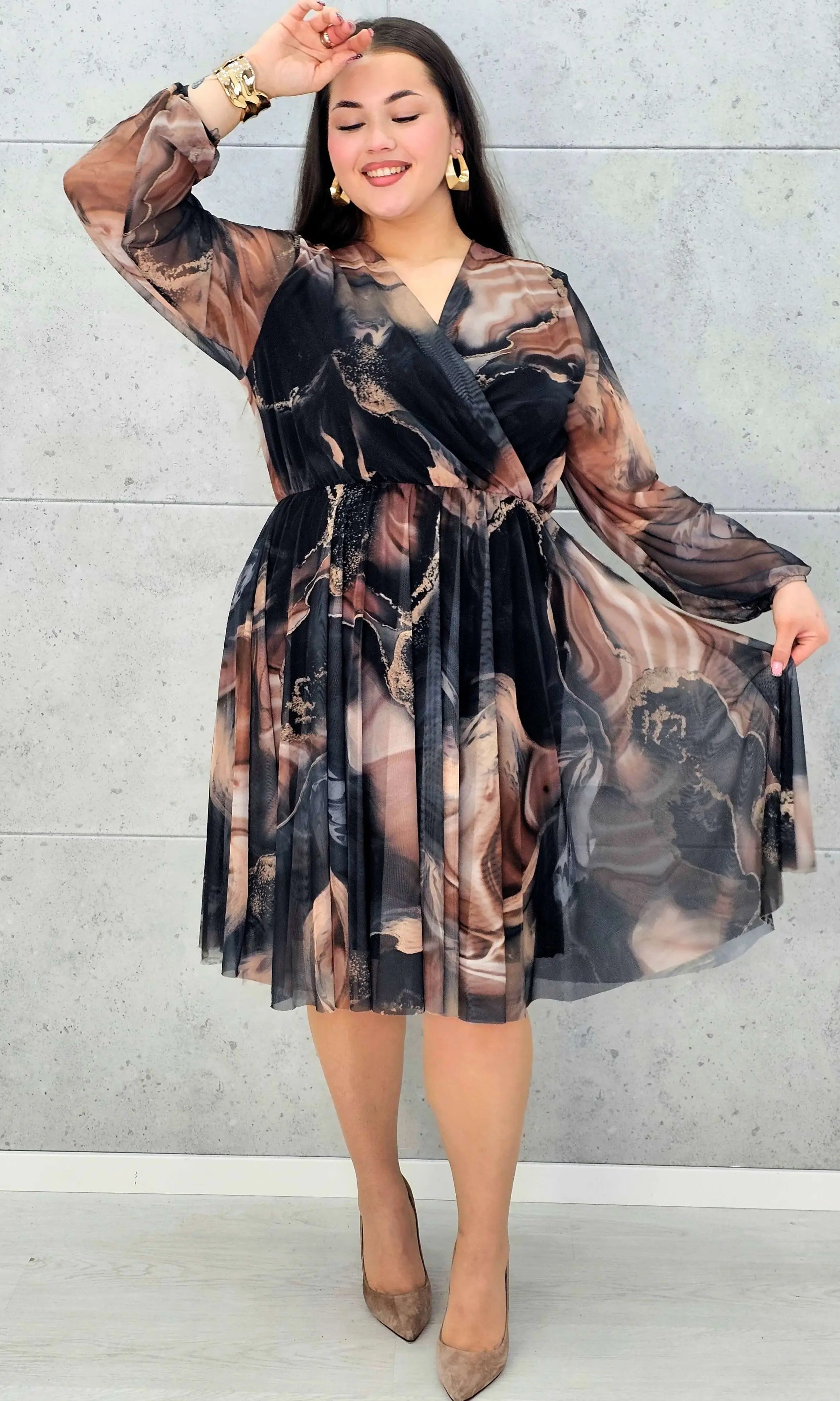 Sukienka kopertowa plus size z artystycznym printem – czarna i bordowa midi - Stylowa XL