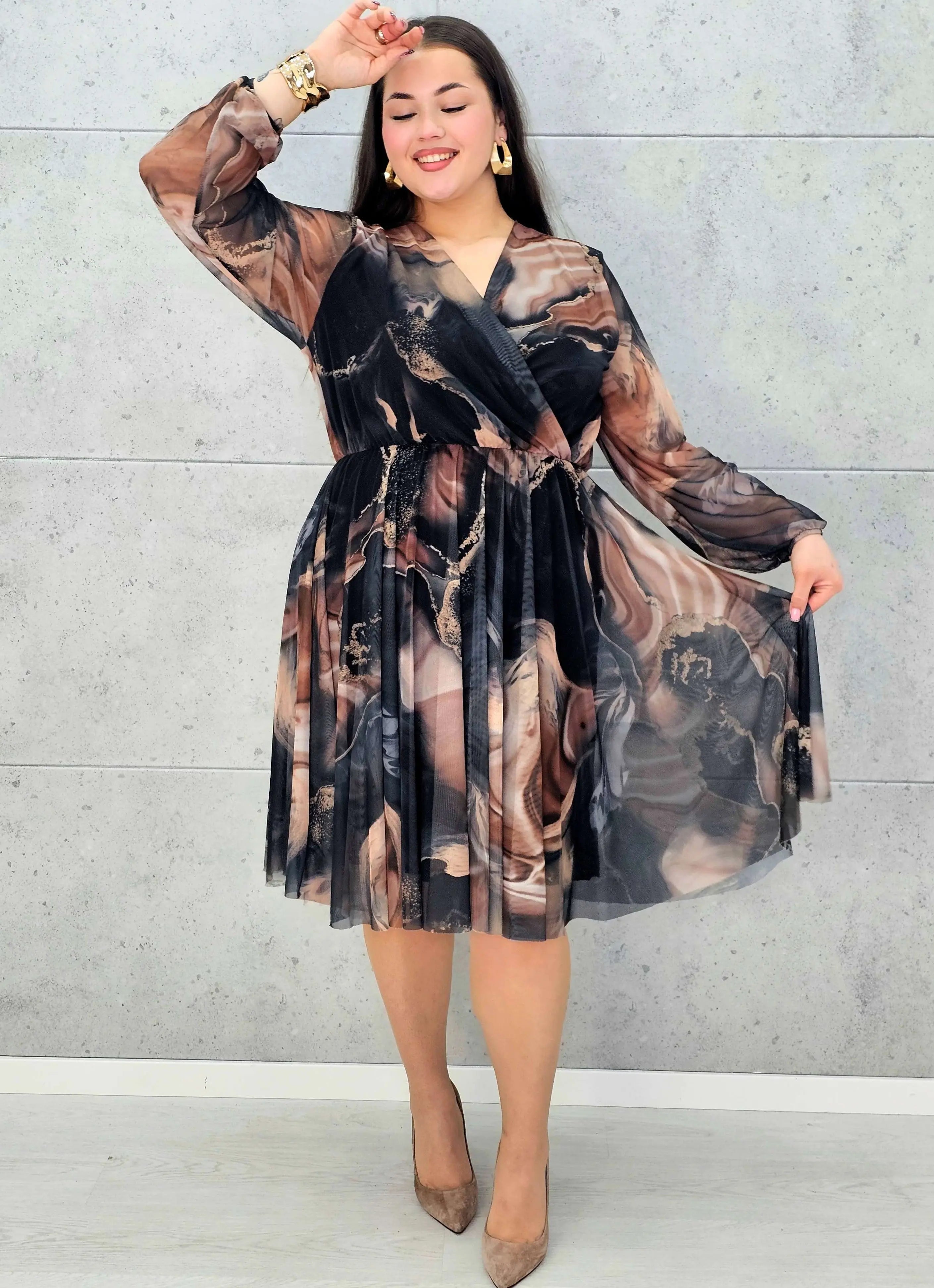 Sukienka kopertowa plus size z artystycznym printem – czarna i bordowa midi - Stylowa XL