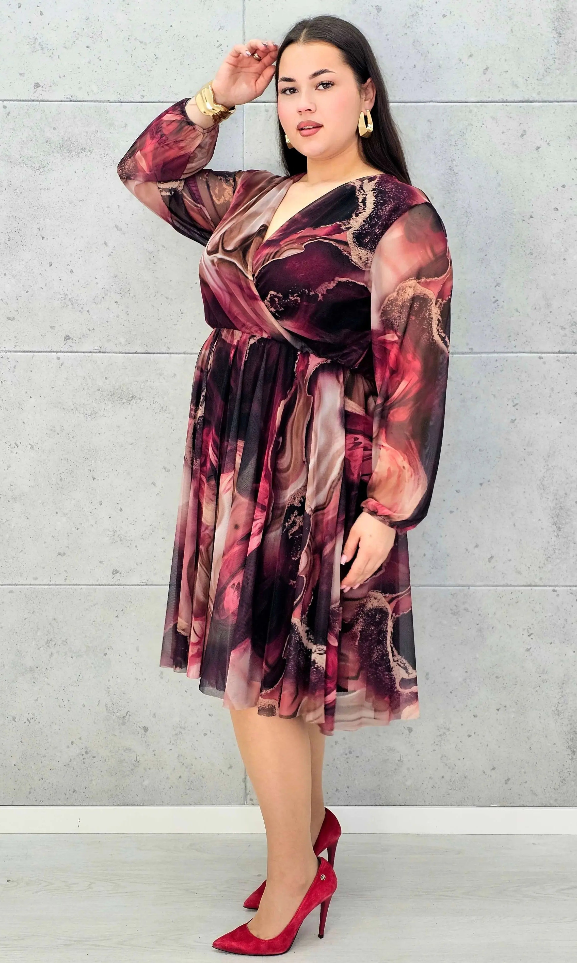 Sukienka kopertowa plus size z artystycznym printem – czarna i bordowa midi - Stylowa XL