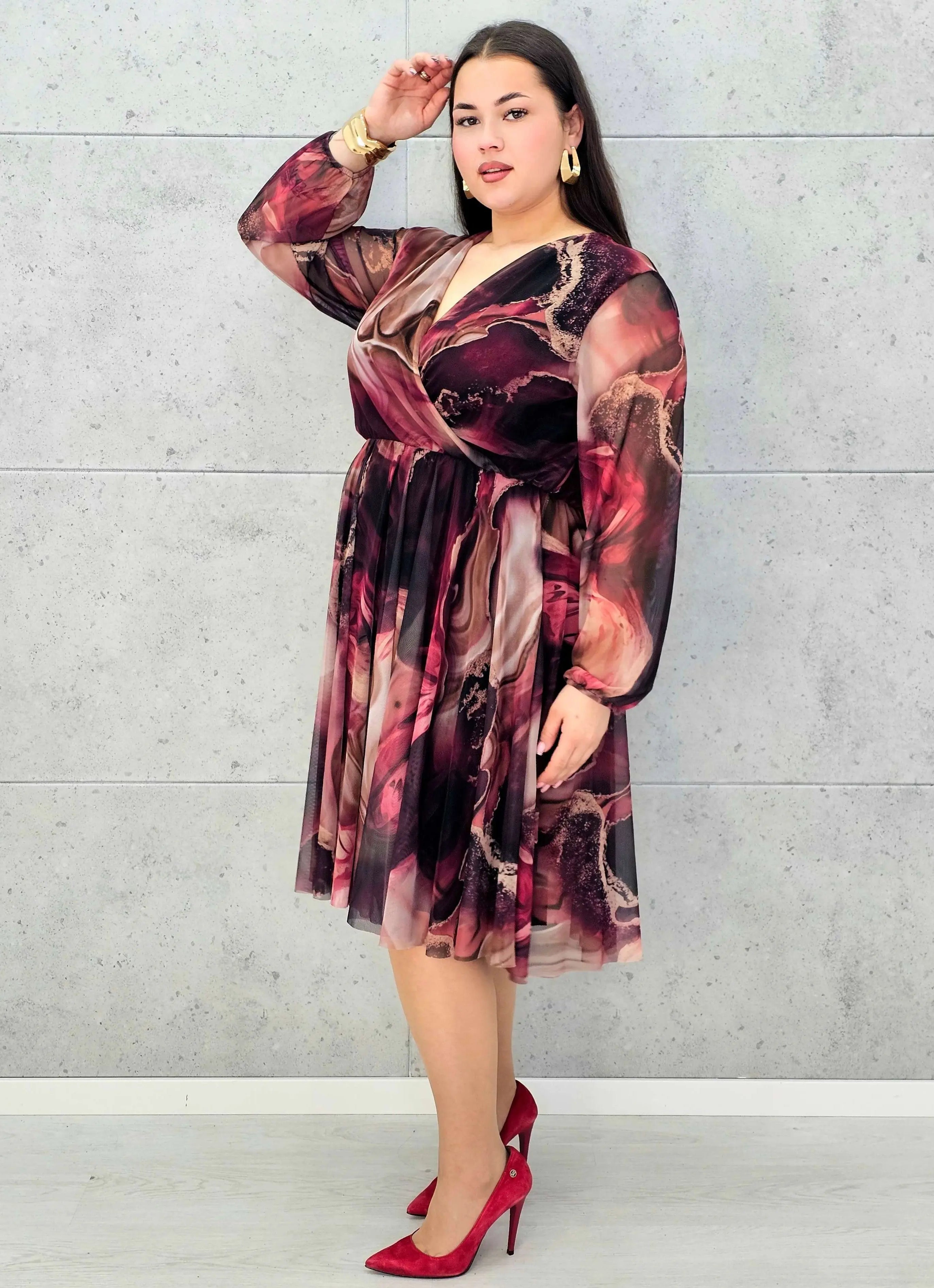 Sukienka kopertowa plus size z artystycznym printem – czarna i bordowa midi - Stylowa XL