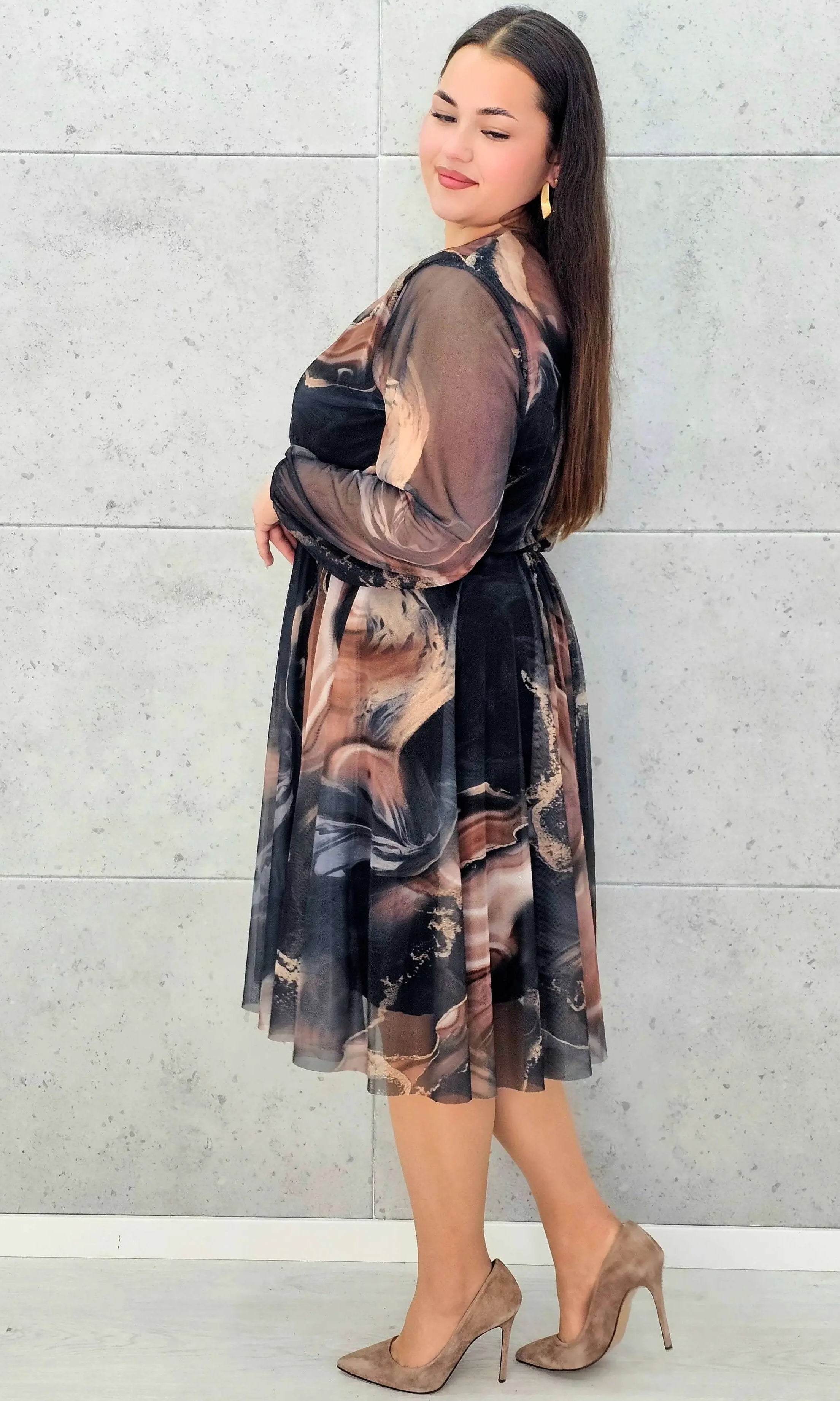 Sukienka kopertowa plus size z artystycznym printem – czarna i bordowa midi - Stylowa XL