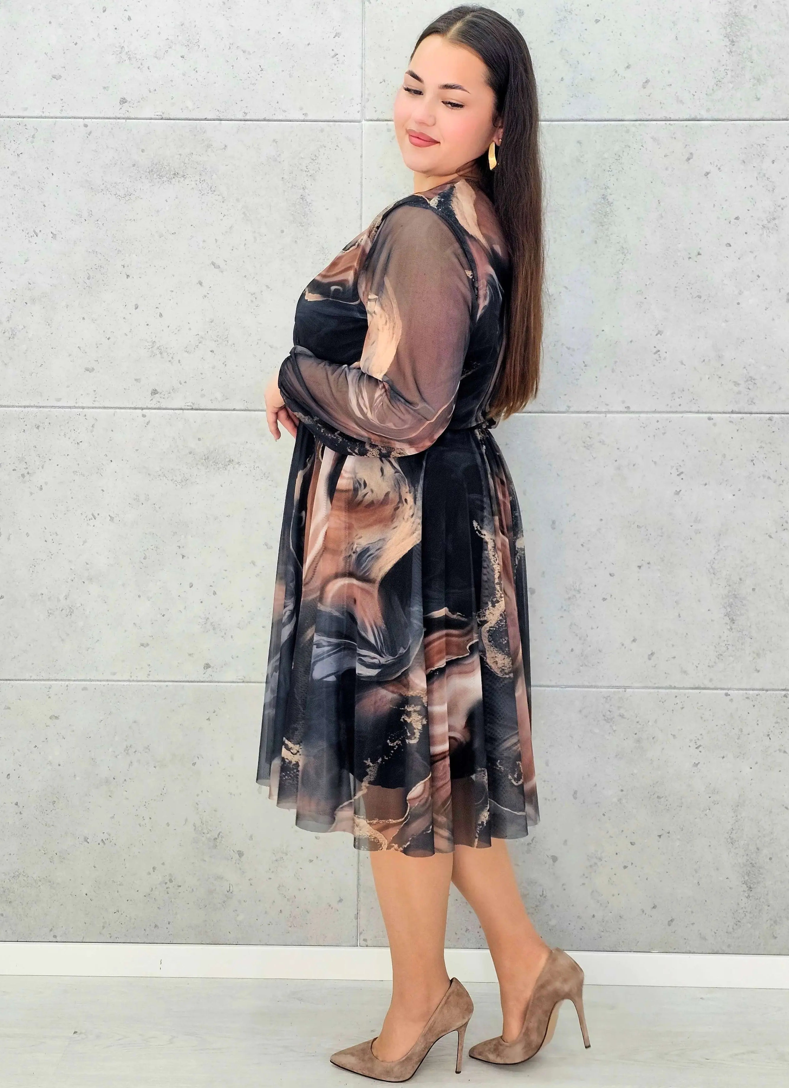 Sukienka kopertowa plus size z artystycznym printem – czarna i bordowa midi - Stylowa XL