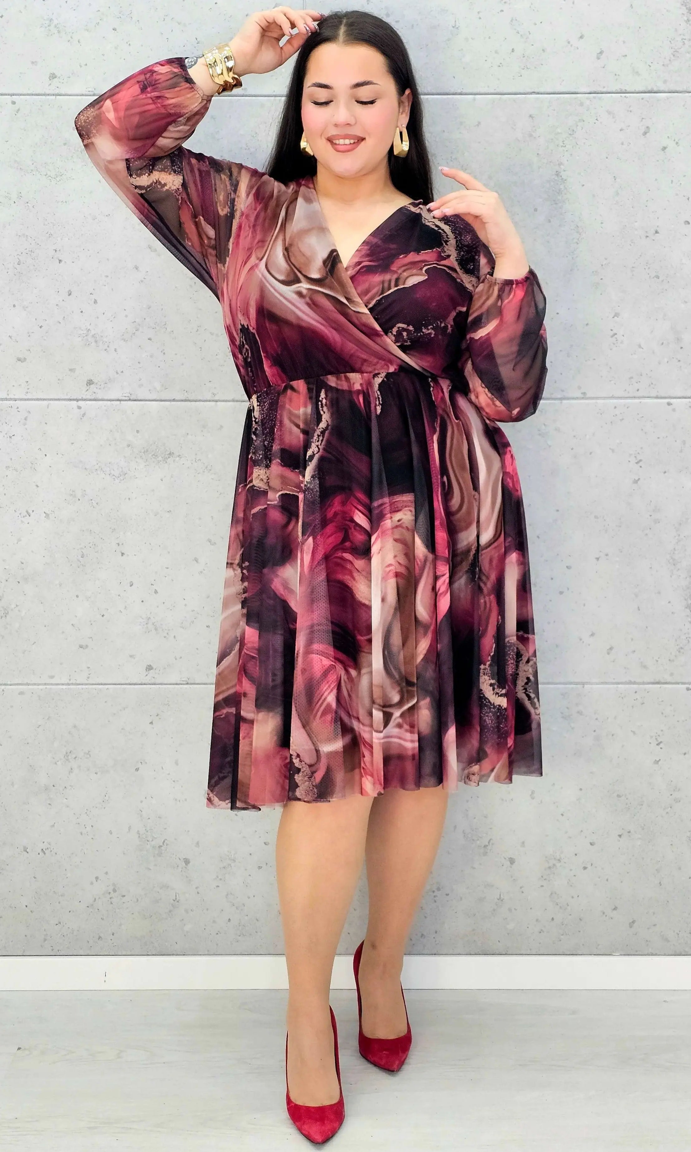 Sukienka kopertowa plus size z artystycznym printem – czarna i bordowa midi - Stylowa XL