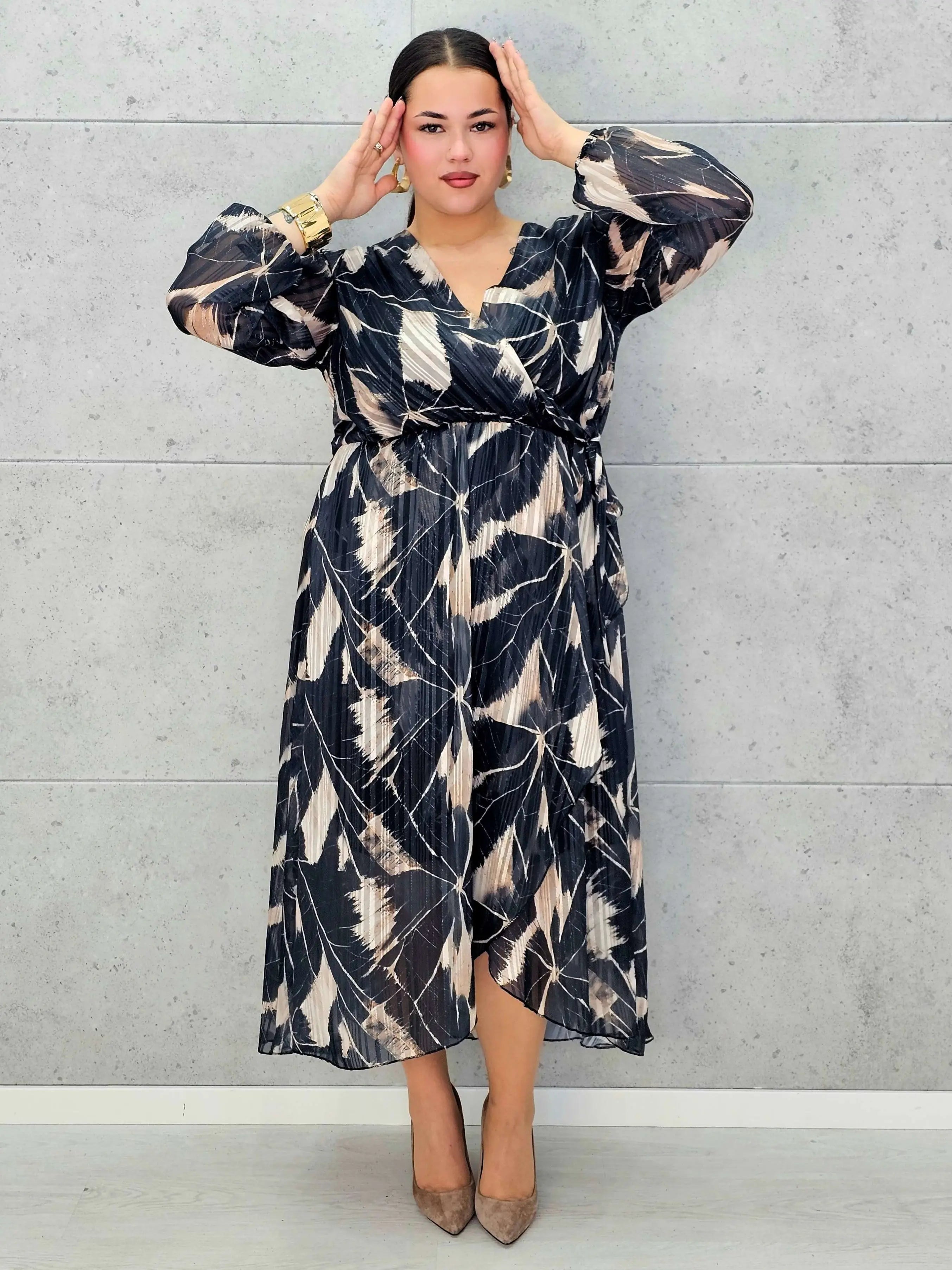 Sukienka kopertowa plus size z wiązaniem – czarno-beżowa midi w geometryczny wzór - Stylowa XL