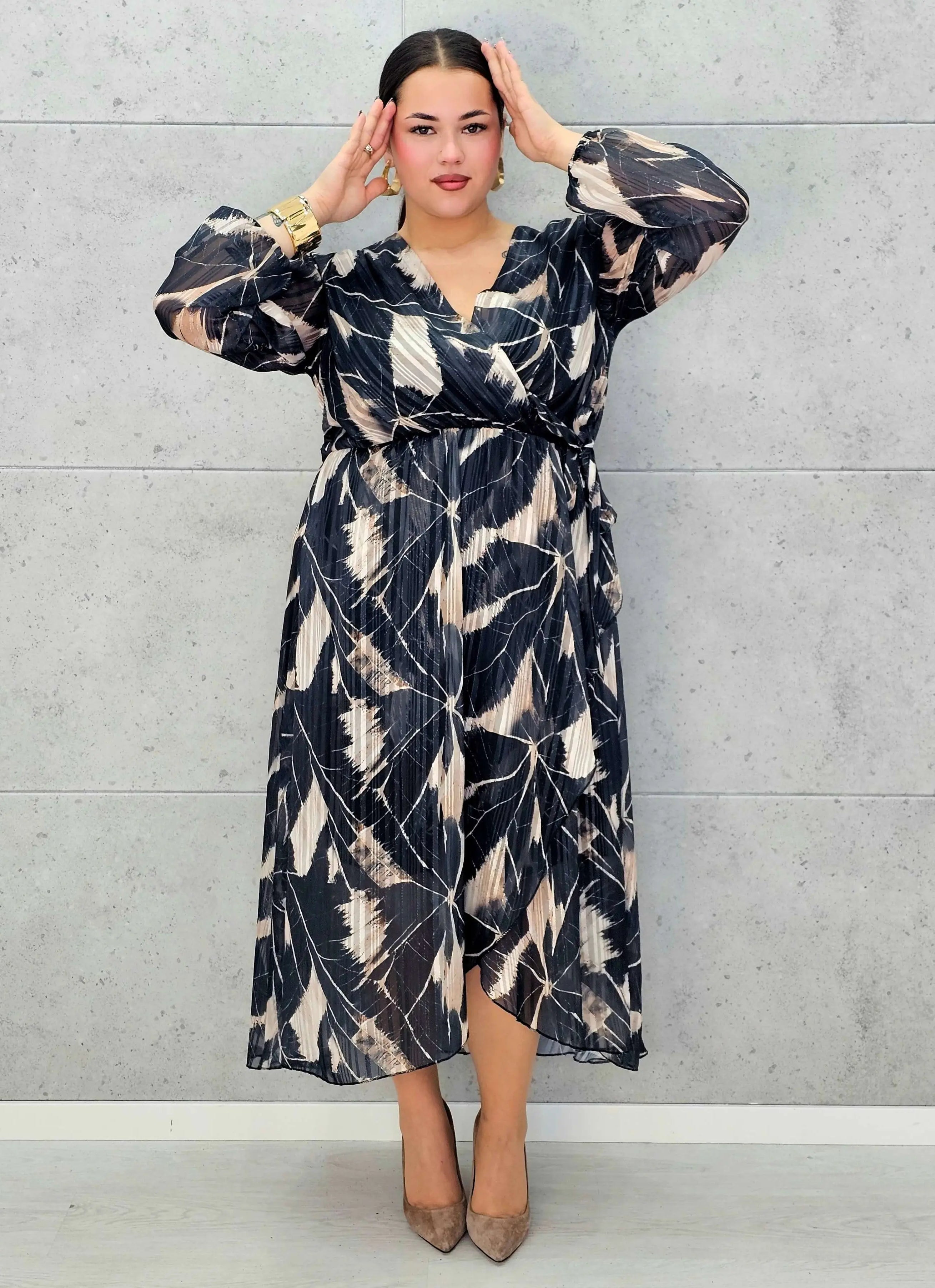 Sukienka kopertowa plus size z wiązaniem – czarno-beżowa midi w geometryczny wzór - Stylowa XL