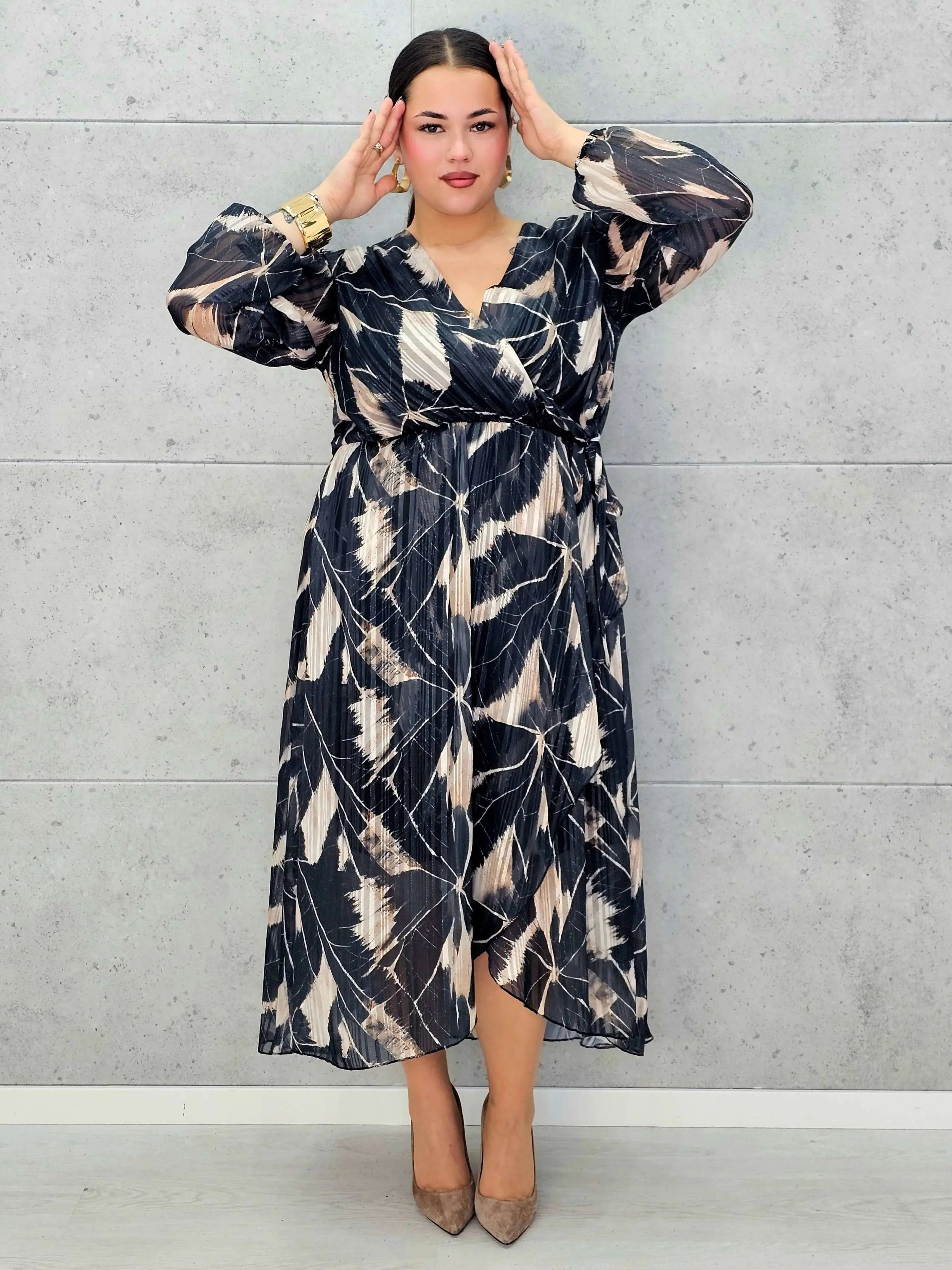 Sukienka kopertowa plus size z wiązaniem – czarno-beżowa midi w geometryczny wzór - Stylowa XL