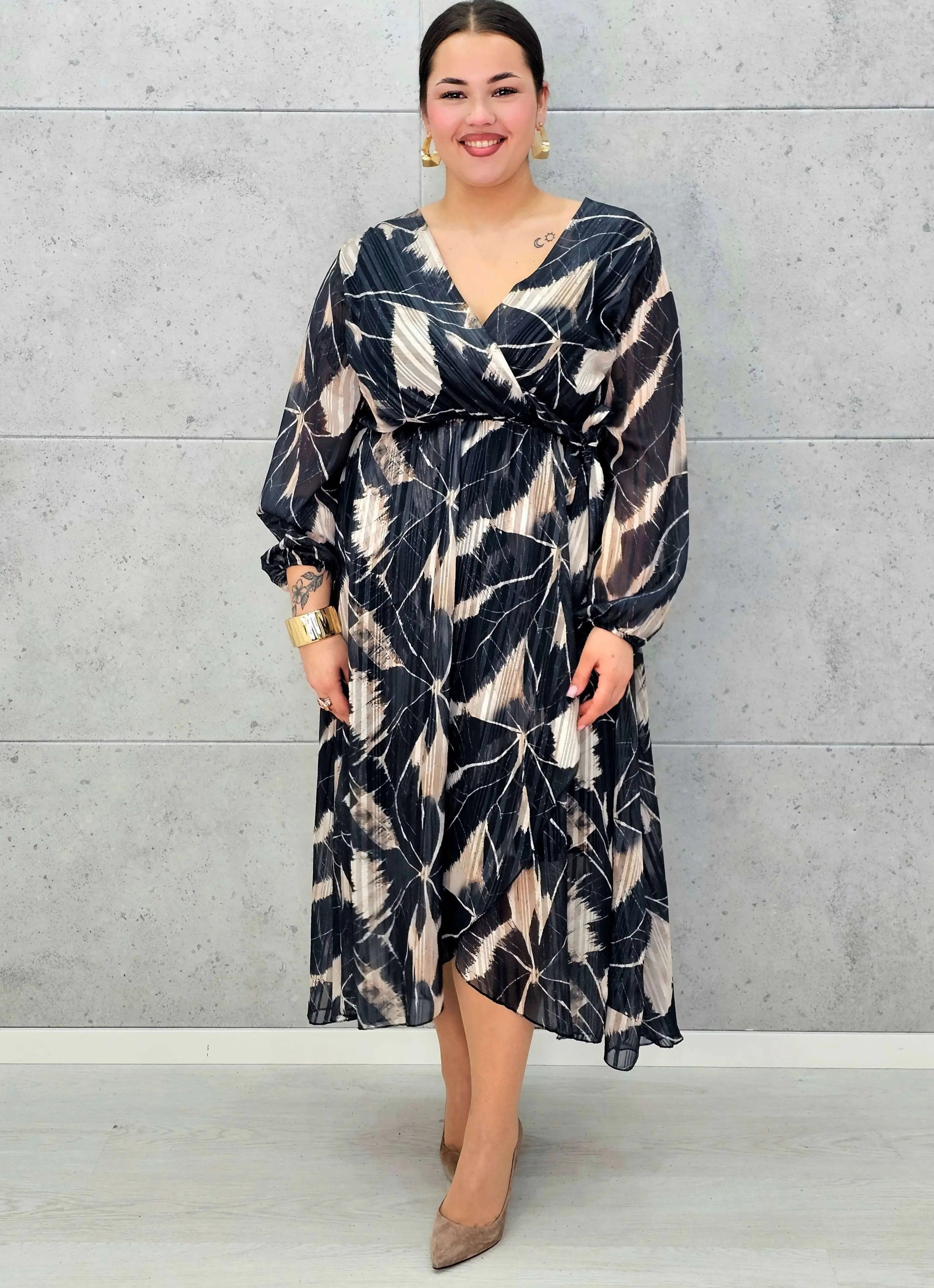 Sukienka kopertowa plus size z wiązaniem – czarno-beżowa midi w geometryczny wzór - Stylowa XL