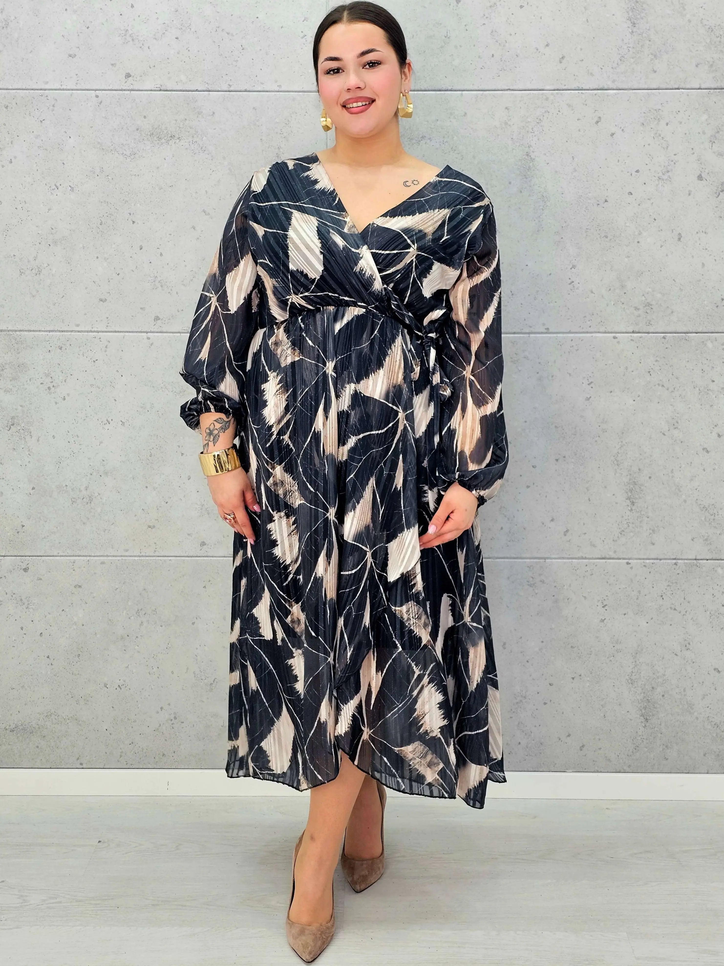 Sukienka kopertowa plus size z wiązaniem – czarno-beżowa midi w geometryczny wzór - Stylowa XL