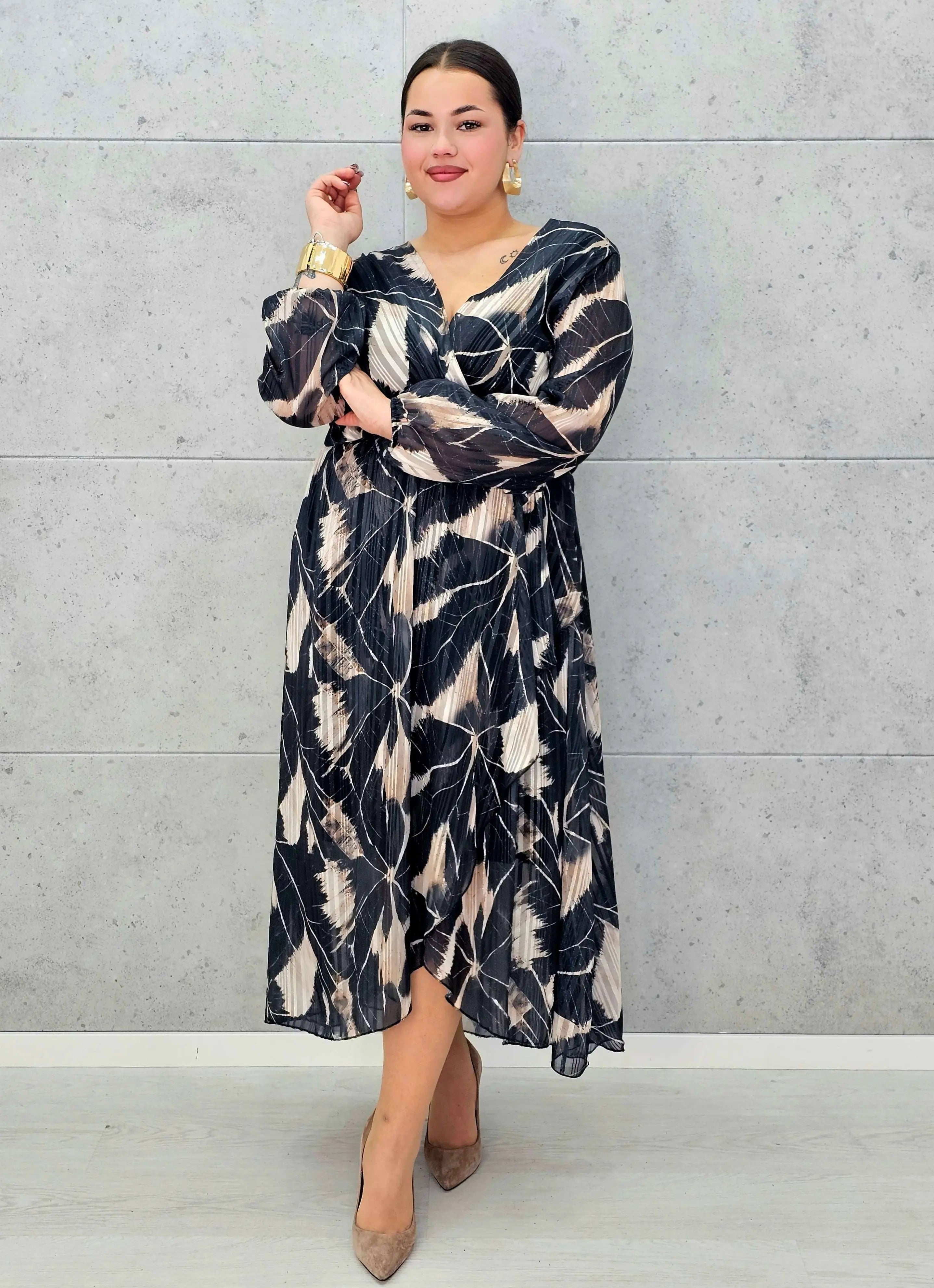 Sukienka kopertowa plus size z wiązaniem – czarno-beżowa midi w geometryczny wzór - Stylowa XL