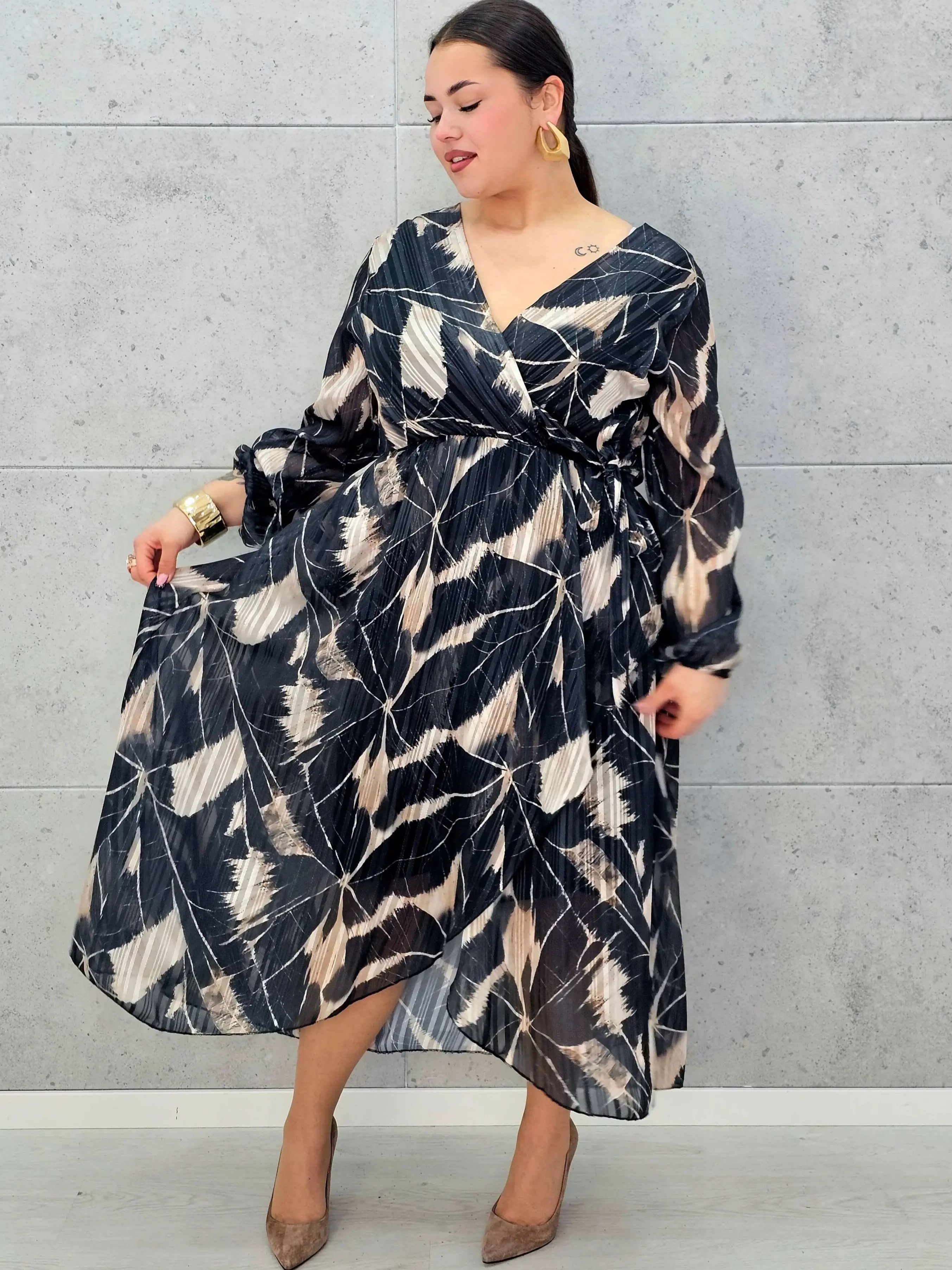 Sukienka kopertowa plus size z wiązaniem – czarno-beżowa midi w geometryczny wzór - Stylowa XL