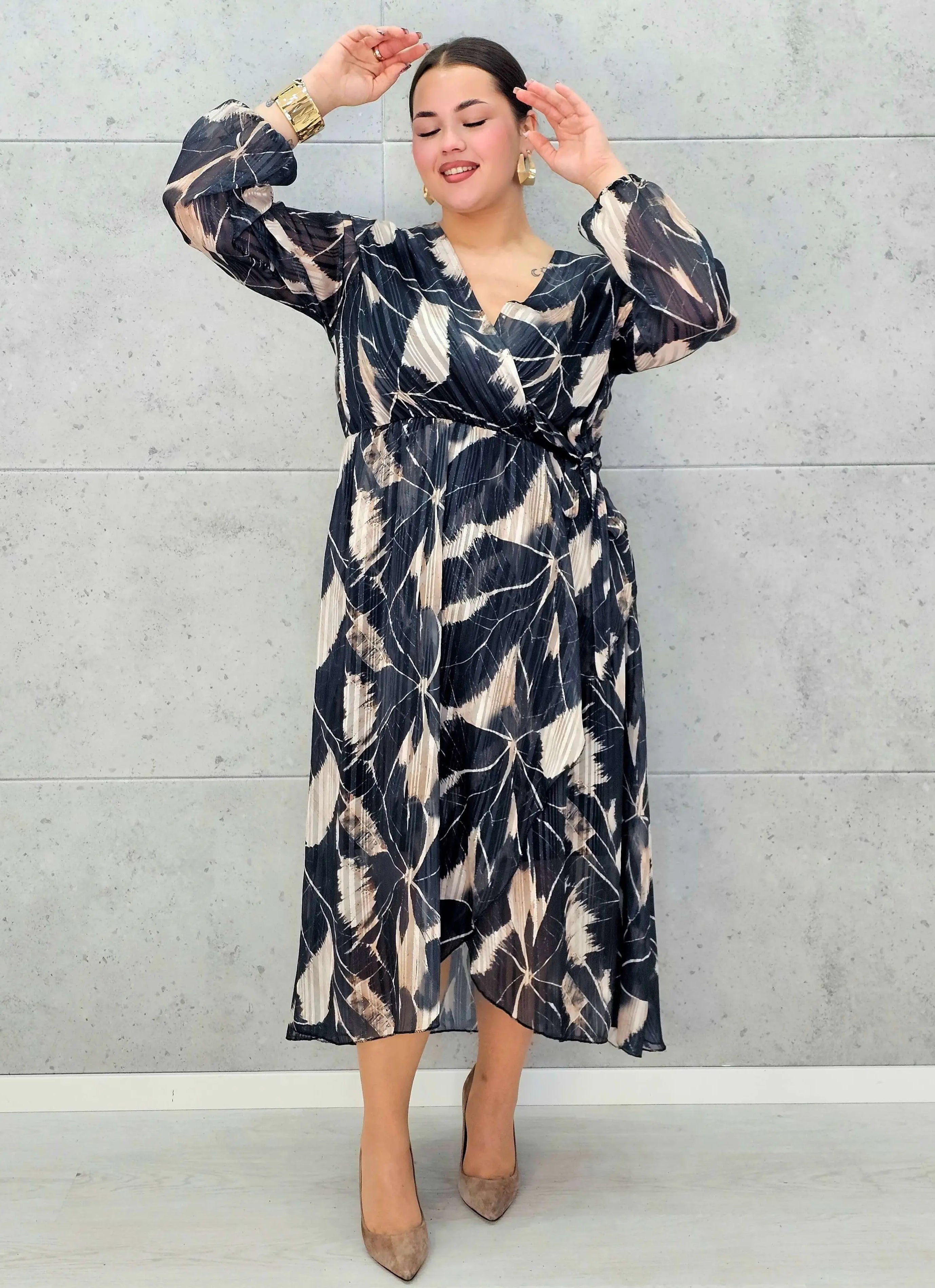 Sukienka kopertowa plus size z wiązaniem – czarno-beżowa midi w geometryczny wzór - Stylowa XL