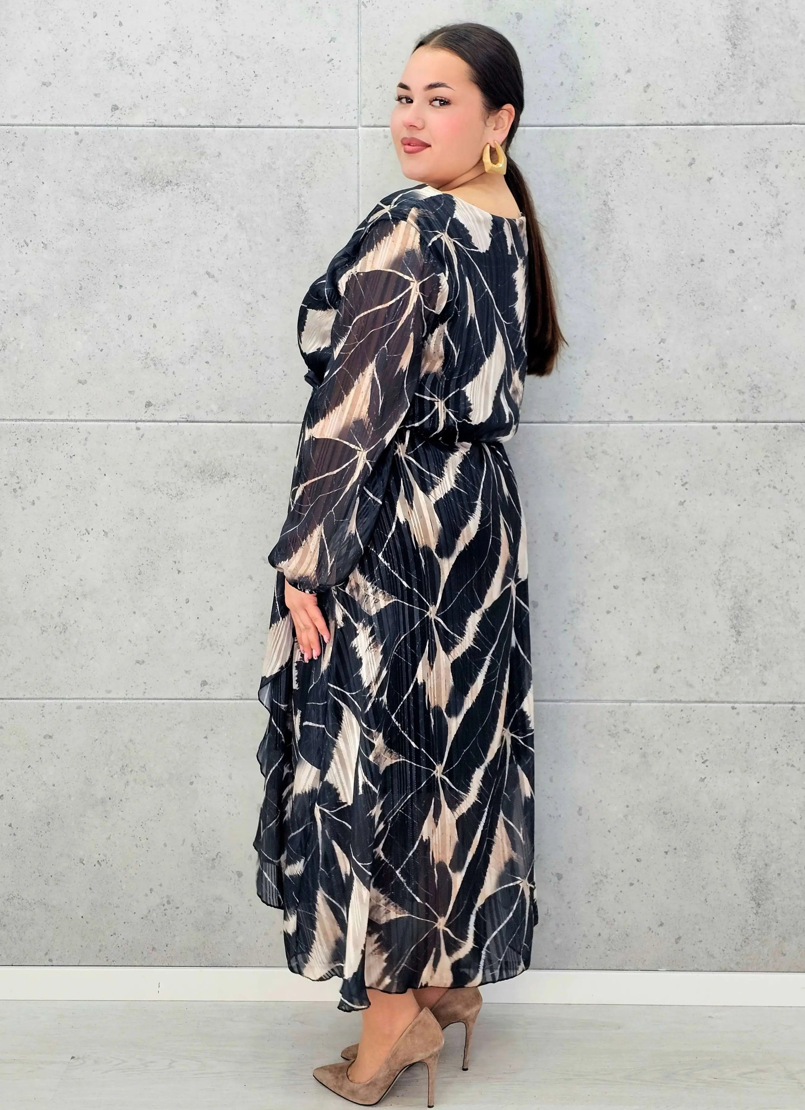 Sukienka kopertowa plus size z wiązaniem – czarno-beżowa midi w geometryczny wzór - Stylowa XL