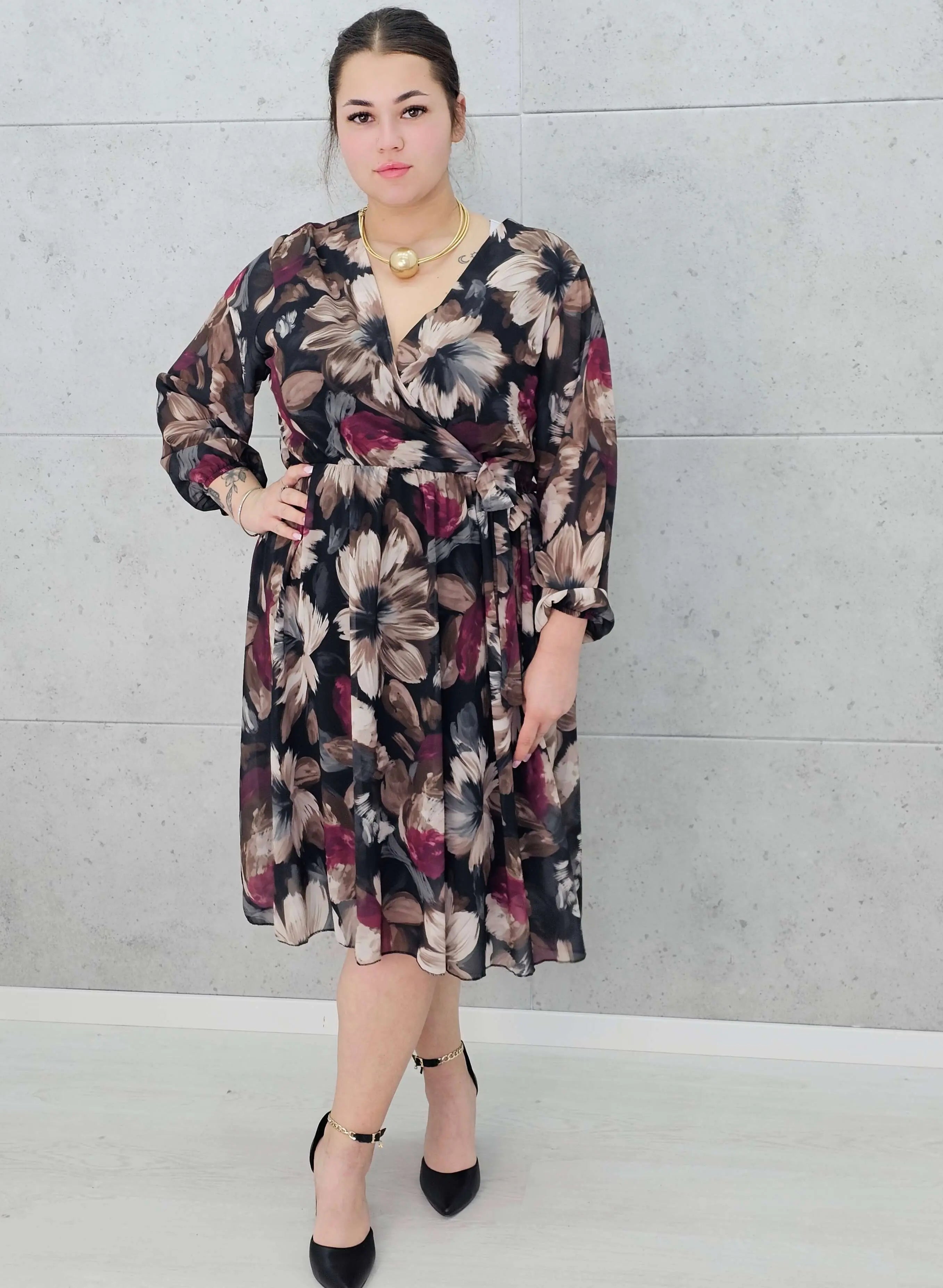 Sukienka kopertowa w kwiaty plus size – kobiecość i styl w każdym rozmiarze Stylowa XL