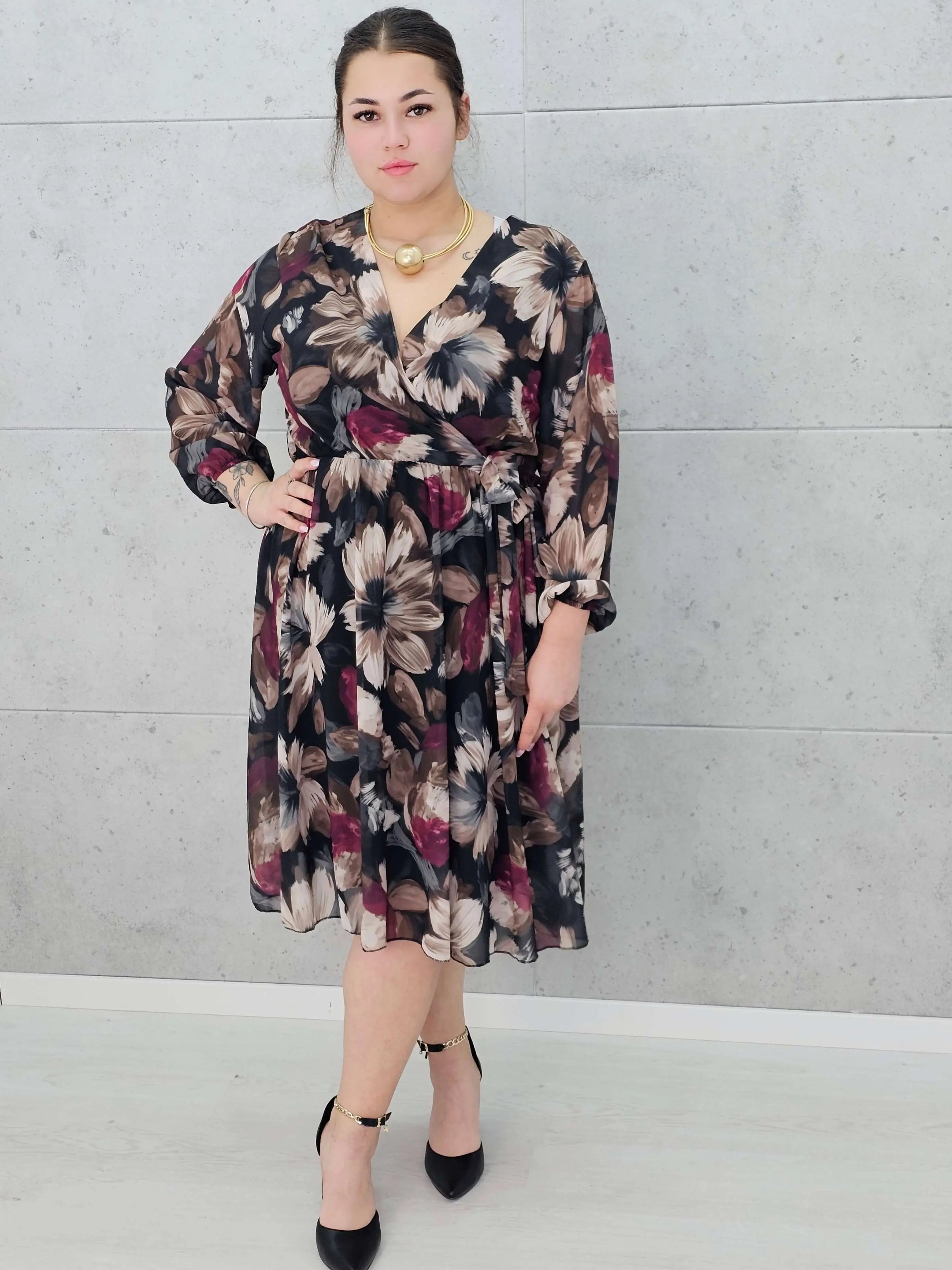 Sukienka kopertowa w kwiaty plus size – kobiecość i styl w każdym rozmiarze Stylowa XL