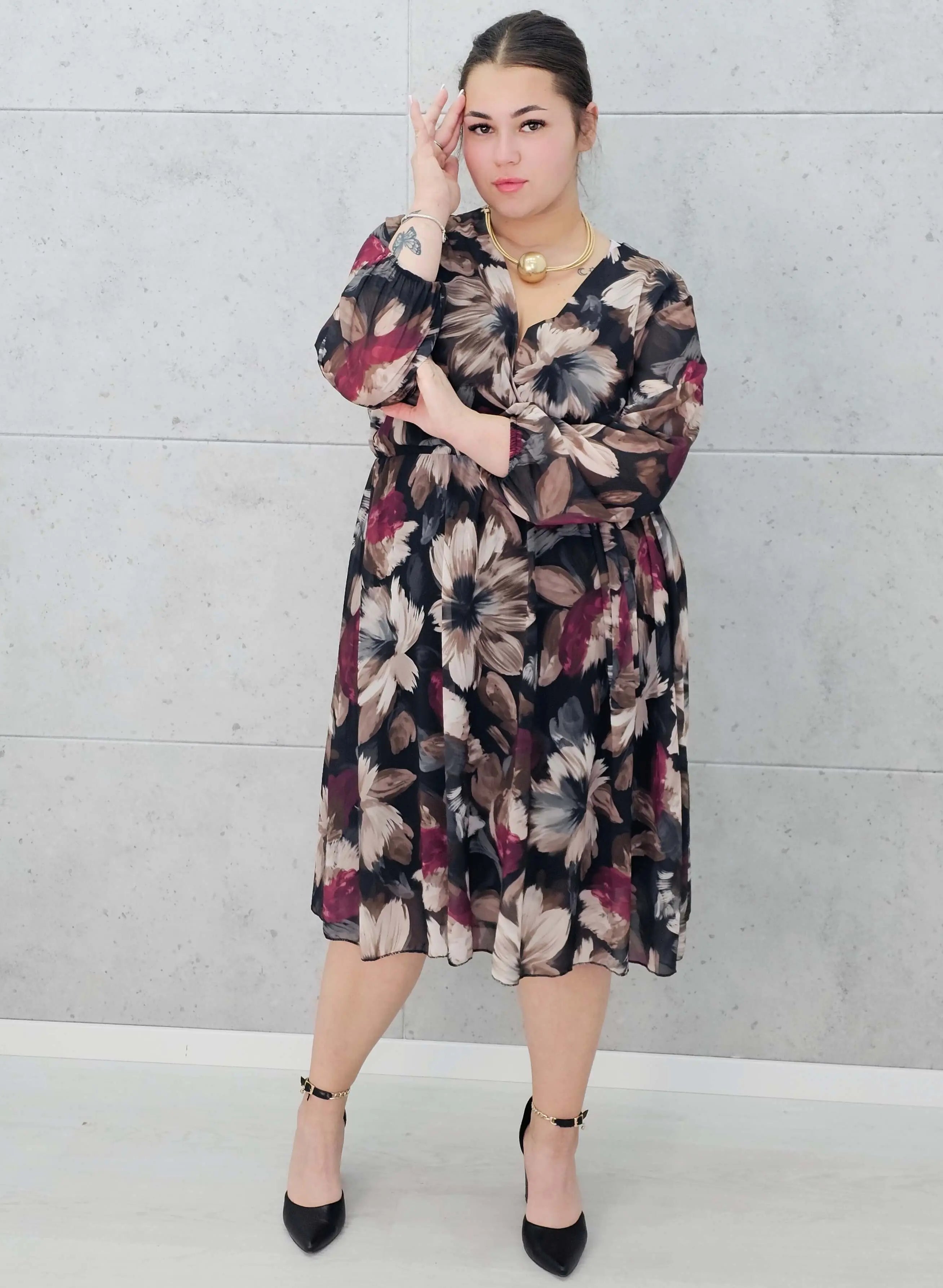 Sukienka kopertowa w kwiaty plus size – kobiecość i styl w każdym rozmiarze Stylowa XL