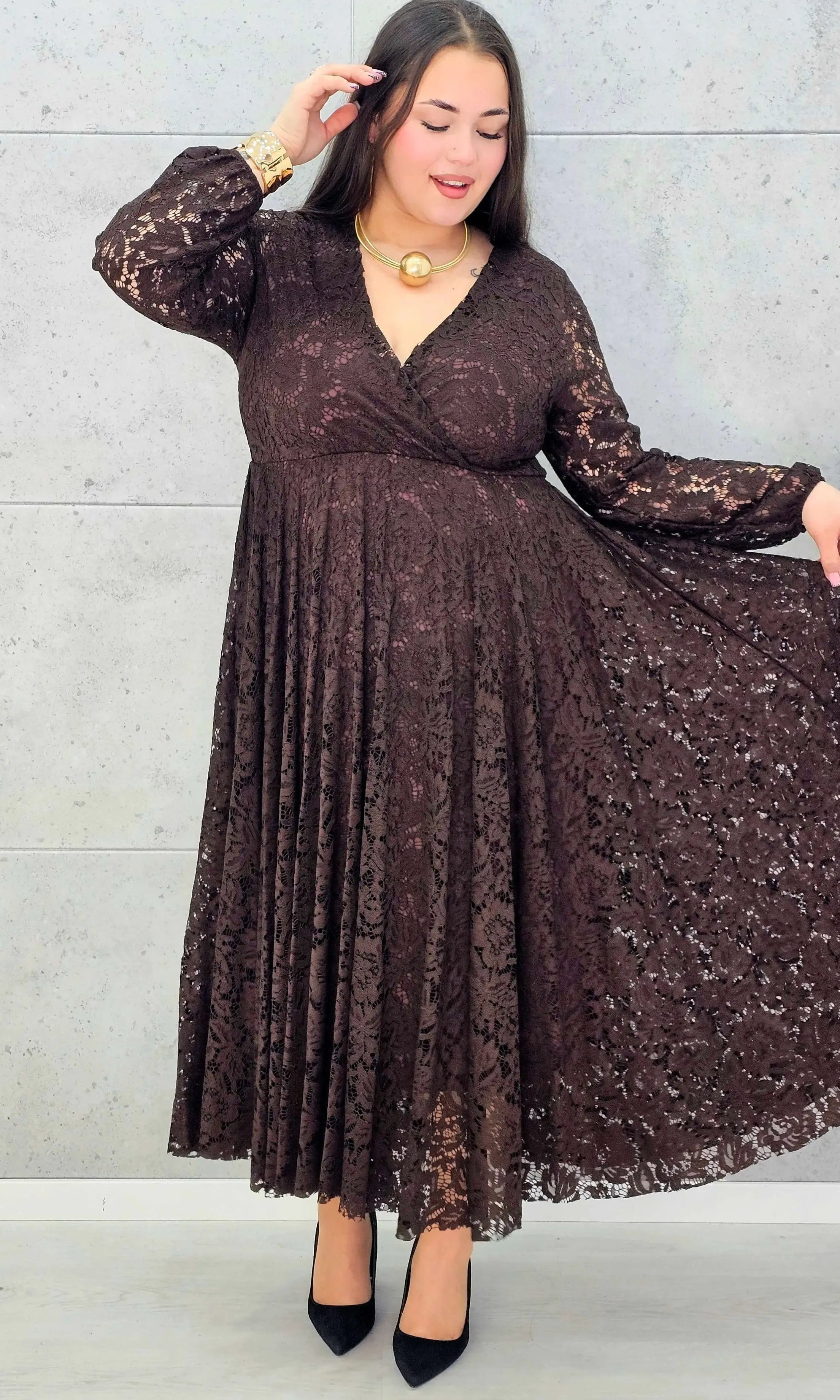 Sukienka koronkowa plus size z kopertowym dekoltem – elegancka midi Stylowa XL - Stylowa XL